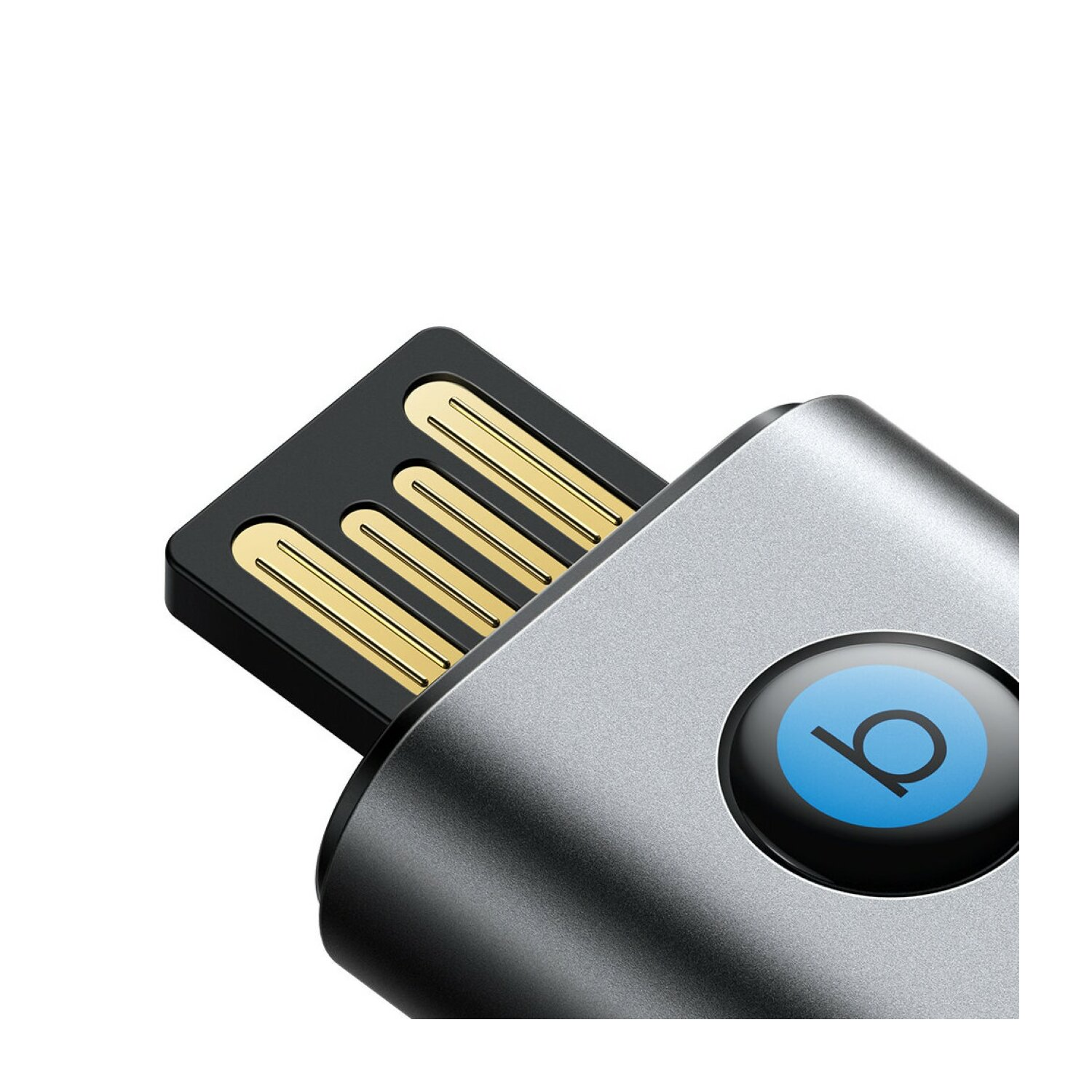Silberner USB-Stick mit blauem Logo. Weißer Hintergrund.