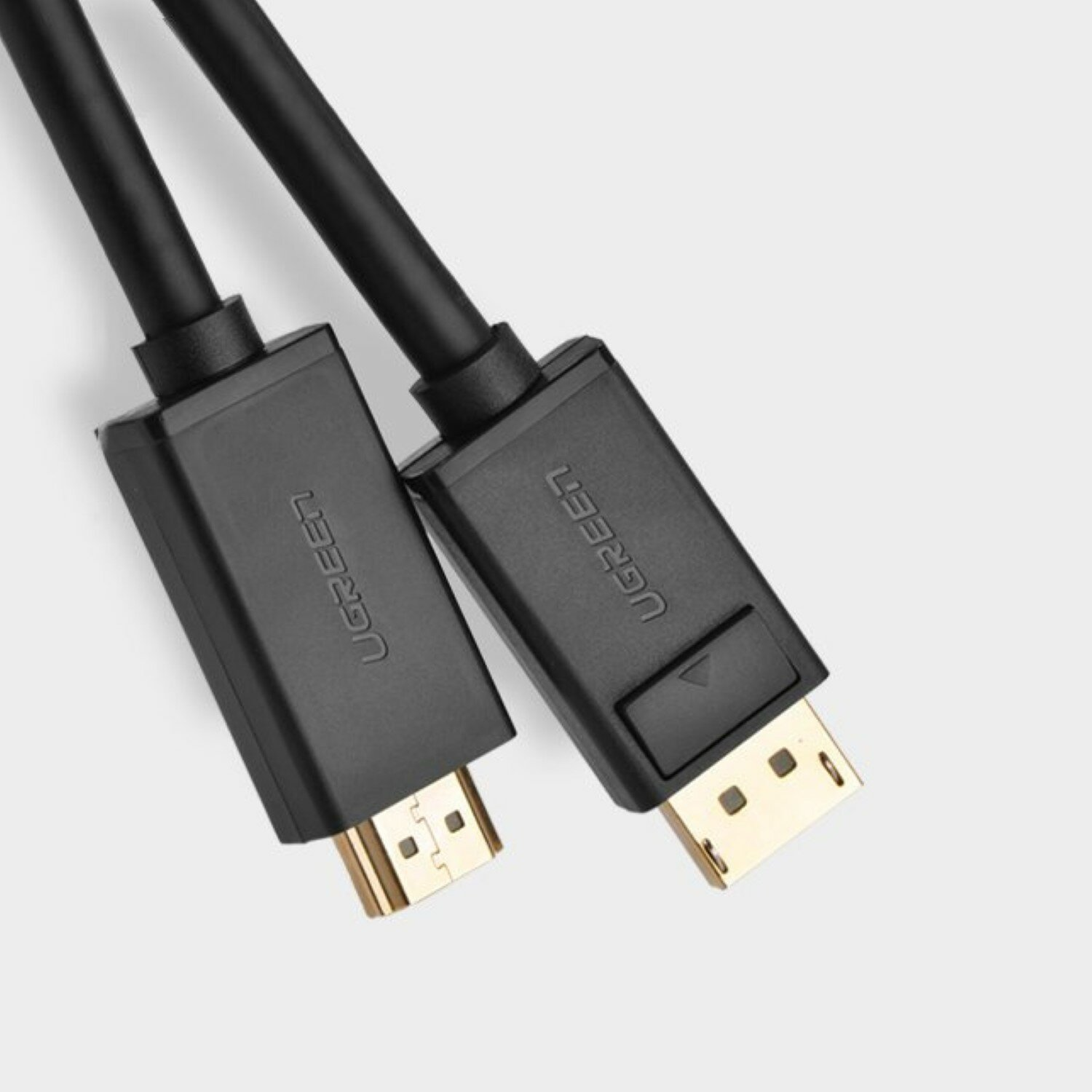 Dwa czarne kable UGREEN HDMI do DisplayPort z pozłacanymi złączami.