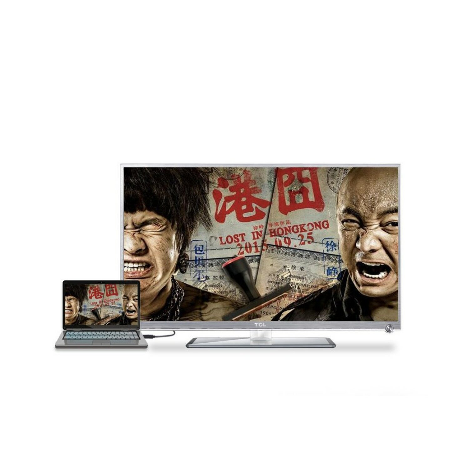 Ekran telewizora pokazujący plakat filmowy. Laptop po lewej, podłączony. Białe tło.