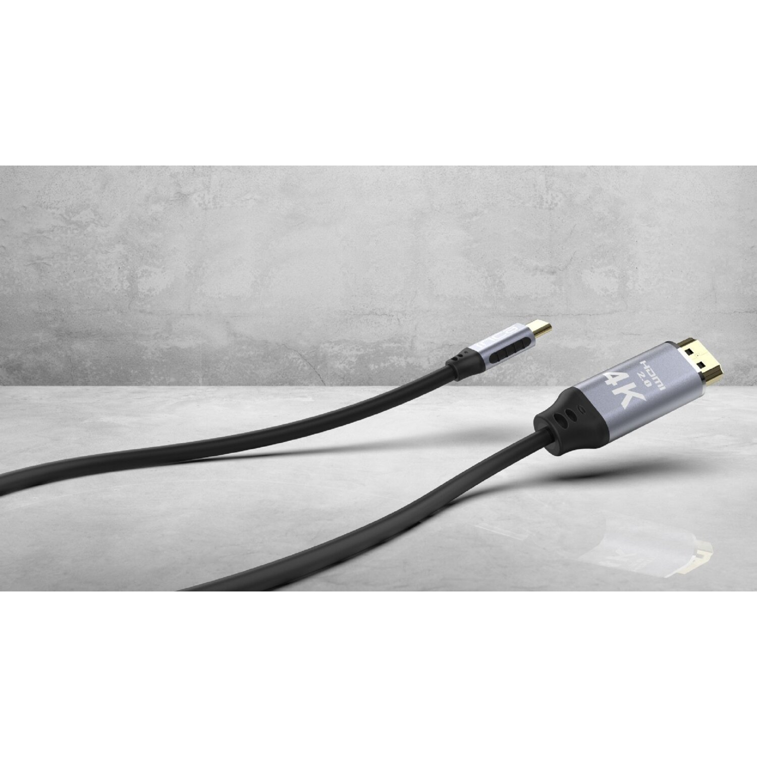 Schwarzes HDMI-Kabel mit silbernen Enden vor grauem Hintergrund. Das Kabel ist abgewinkelt.
