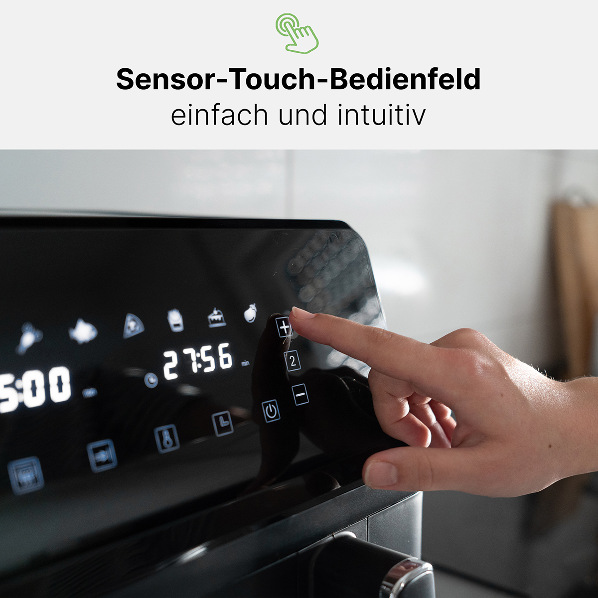 Ręka dotykająca panelu sterowania frytkownicy beztłuszczowej. Panel wyświetla liczby i symbole.