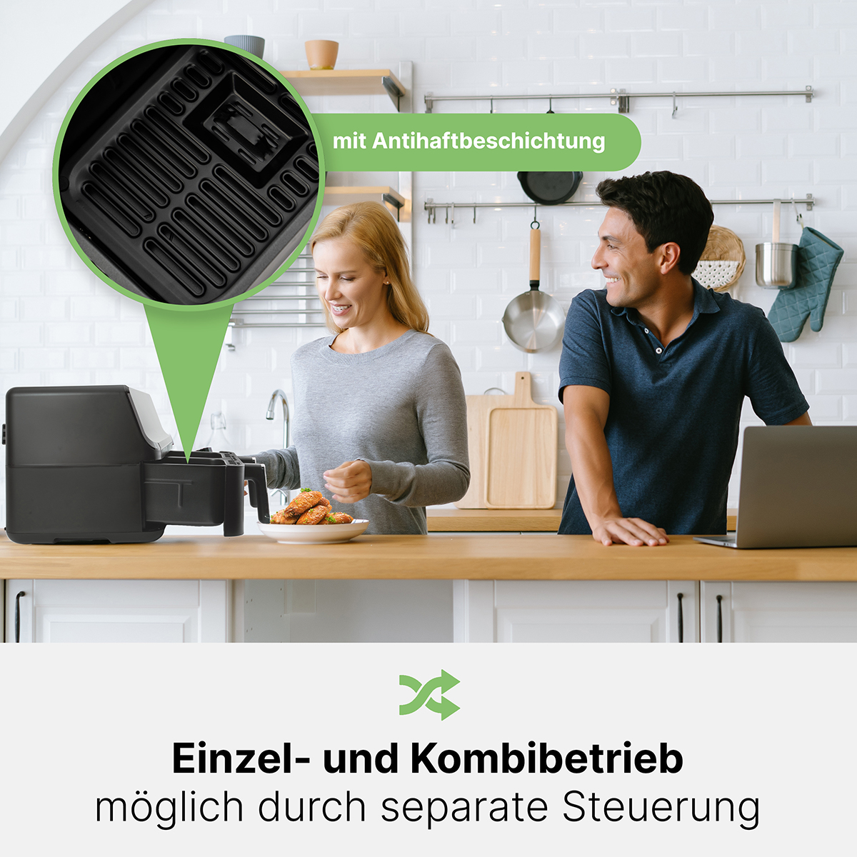 Mężczyzna i kobieta w kuchni. Frytkownica powietrzna jest otwarta, ze strzałką wskazującą do kosza.