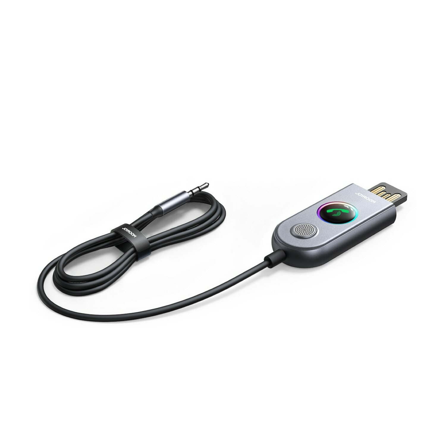 Ein grauer USB-Adapter mit 3,5-mm-Buchse und schwarzem Kabel auf weißem Grund.