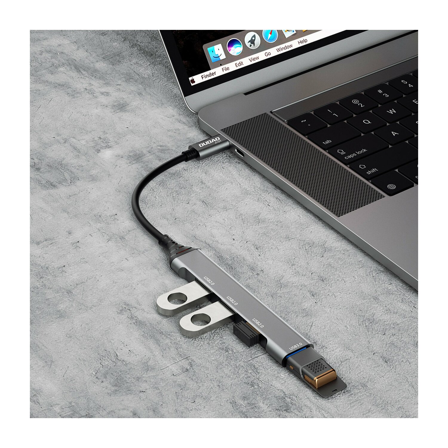 Hub USB argentato collegato a un laptop. Porte USB e USB-C.