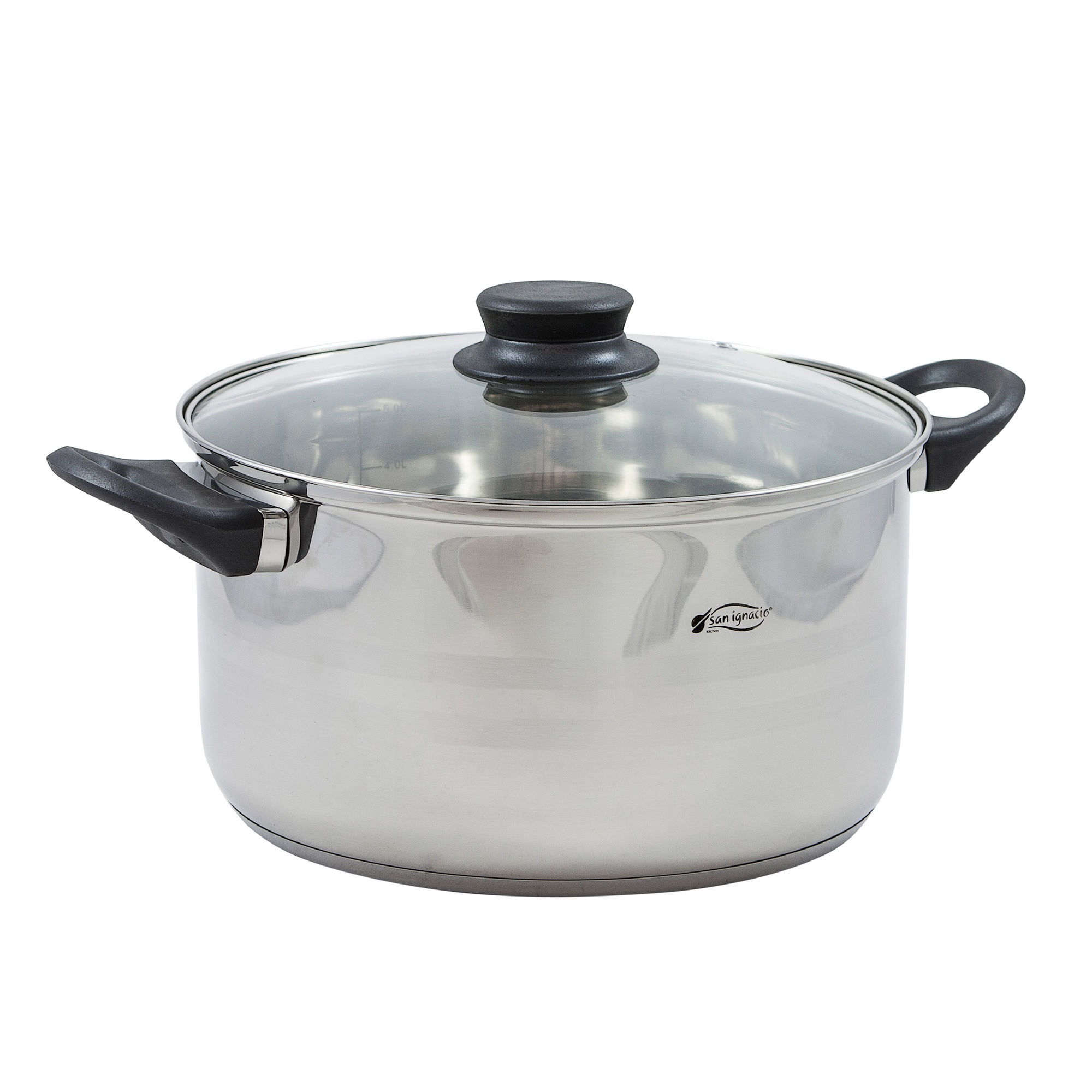 Una olla de acero inoxidable con tapa de cristal y asas negras. Está sobre fondo blanco. La olla tiene un logo.