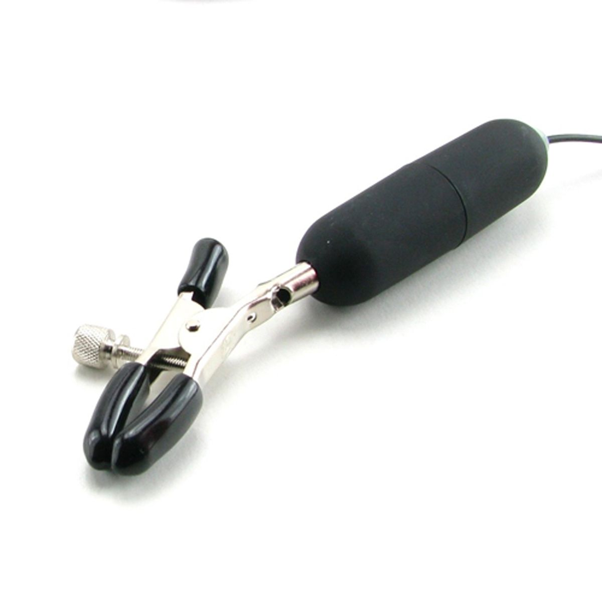 Eine schwarze Brustwarzenklemme mit Vibrationsaufsatz. Silberfarbene Griffe.