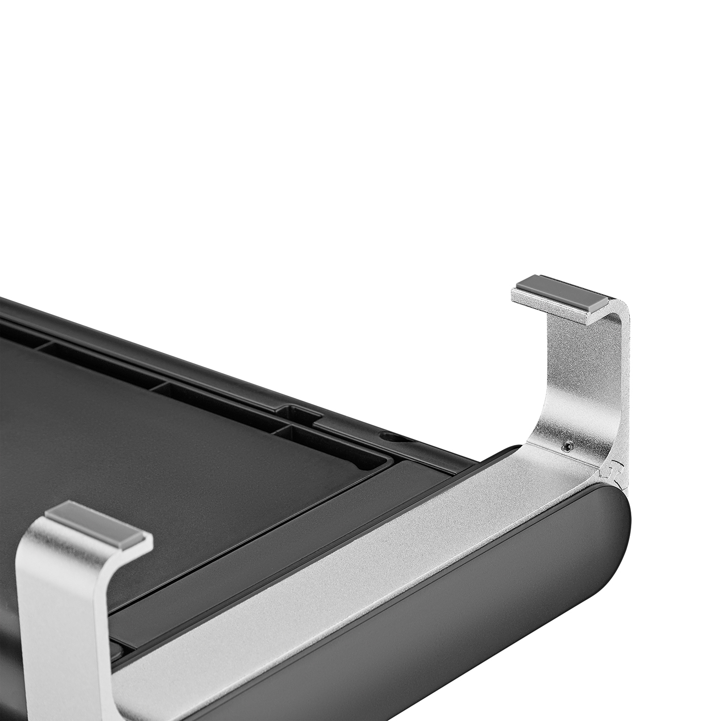 Nahaufnahme eines schwarzen Tablet-Ständers mit silbernen Stützarmen auf weißem Hintergrund.