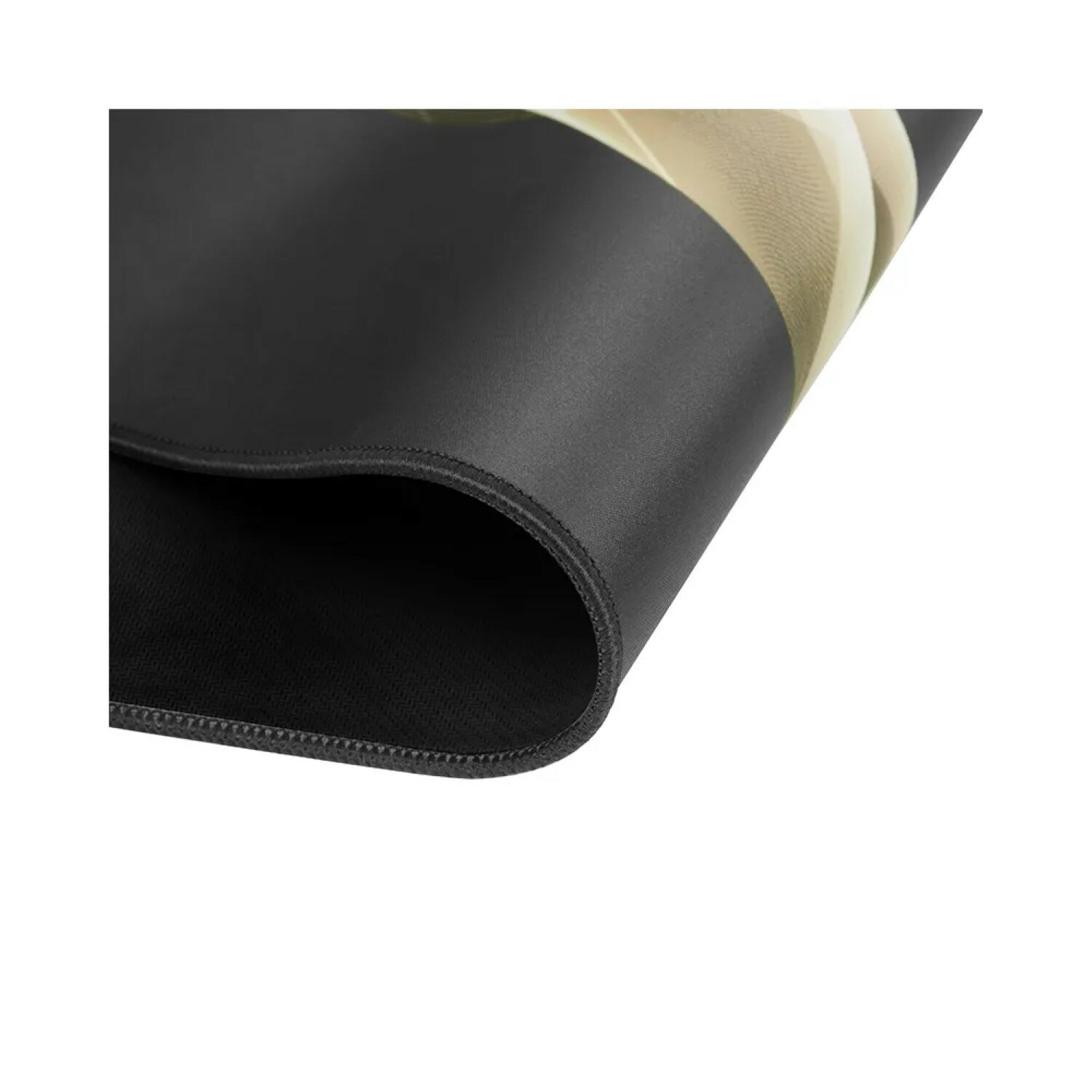 Nahaufnahme eines schwarzen Mauspads mit gebogenem Rand. Auf der rechten Seite ist ein beige-braunes Design zu sehen.
