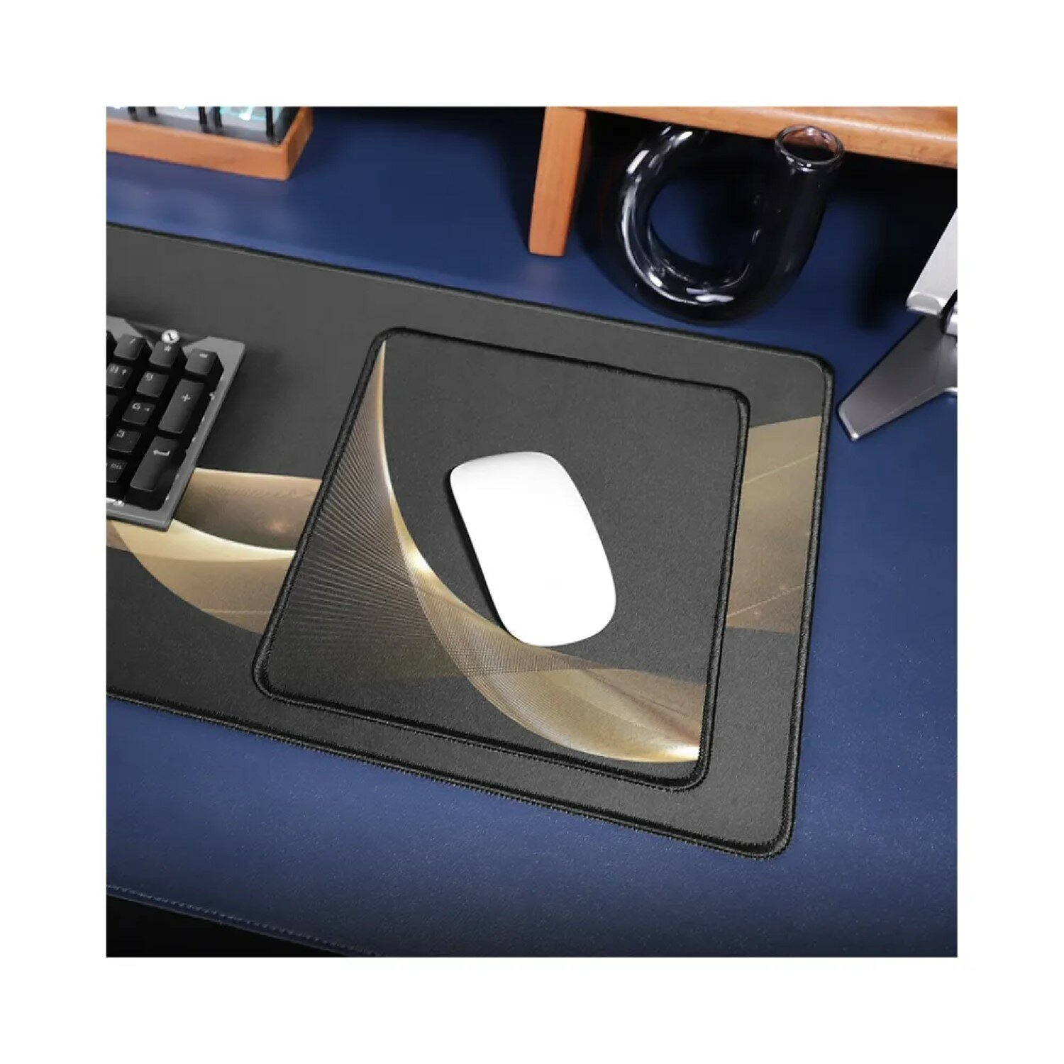 Mauspad mit weißer Maus. Tastatur und eine Glasvase sind im Hintergrund.