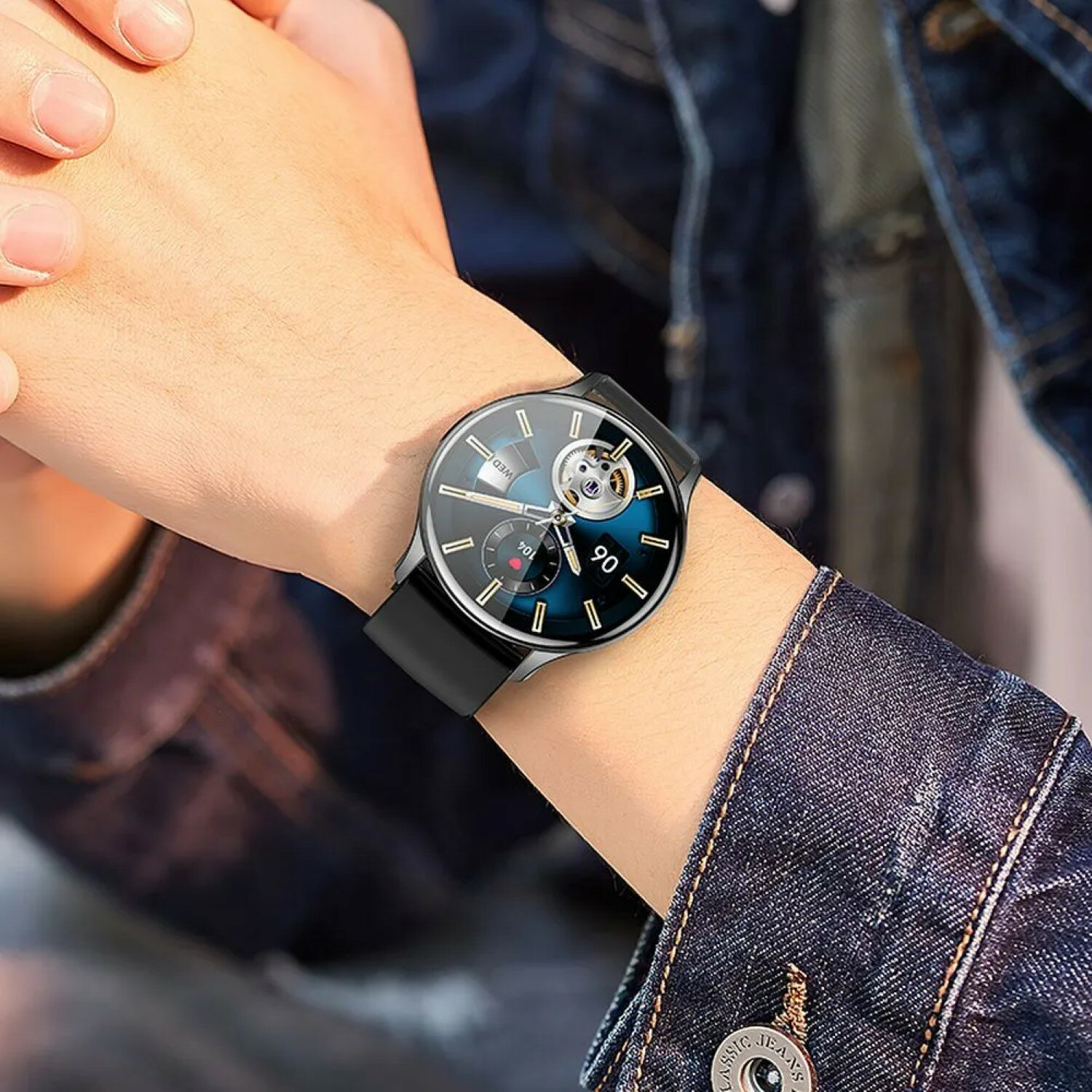 Un orologio da polso è al polso di una persona. L'orologio è nero con quadrante blu.