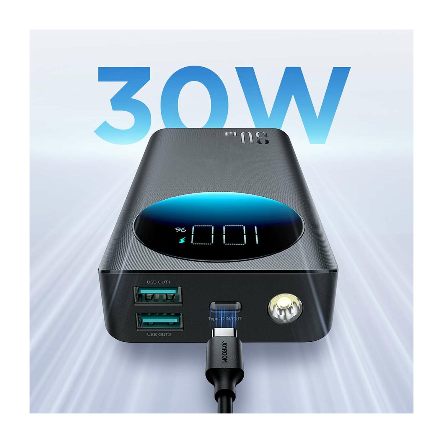 Schwarze Powerbank mit Display, USB-Anschlüssen und Typ-C-Anschluss. Blauer 30W-Text oben.