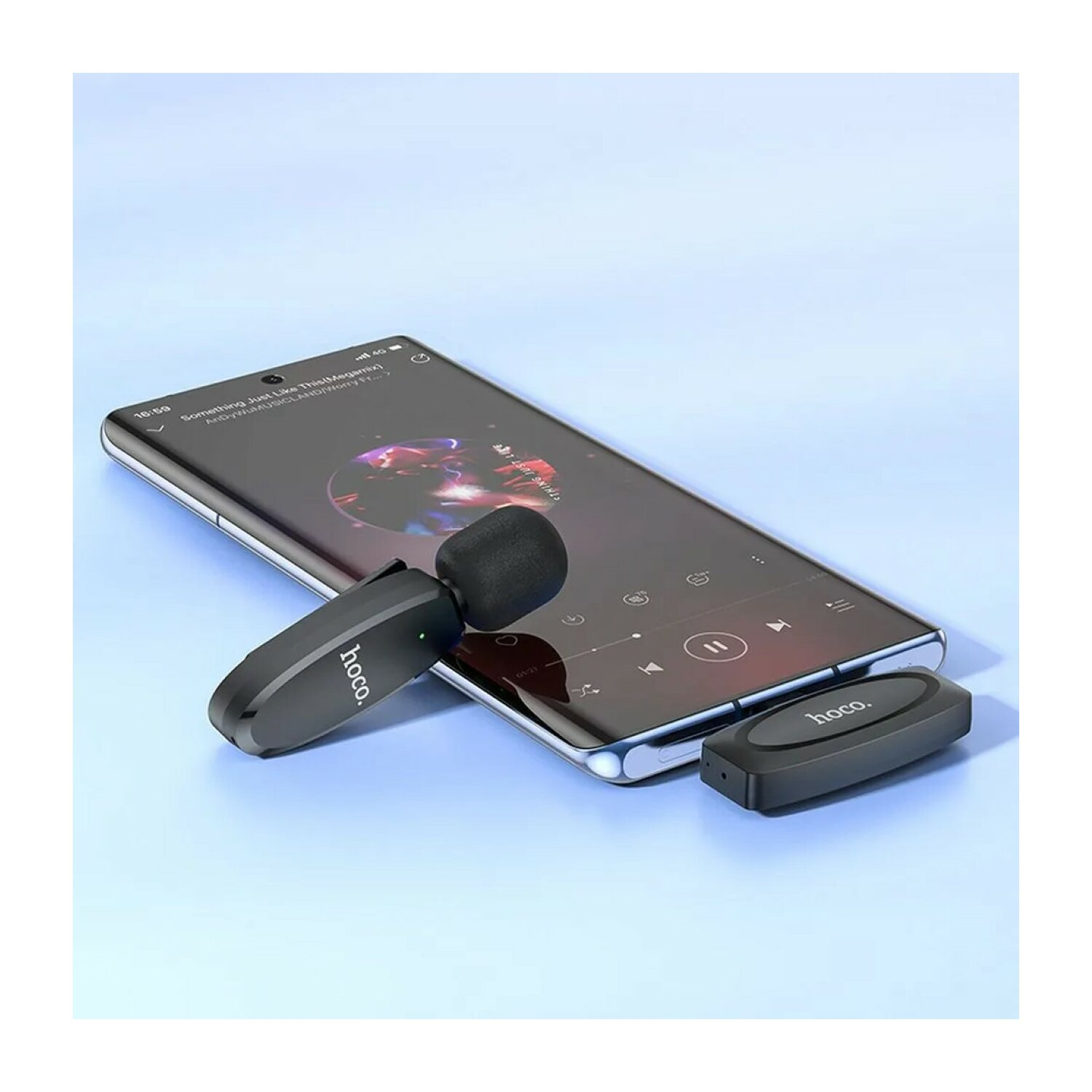 Smartphone con auricolare e custodia di ricarica, su una superficie blu.
