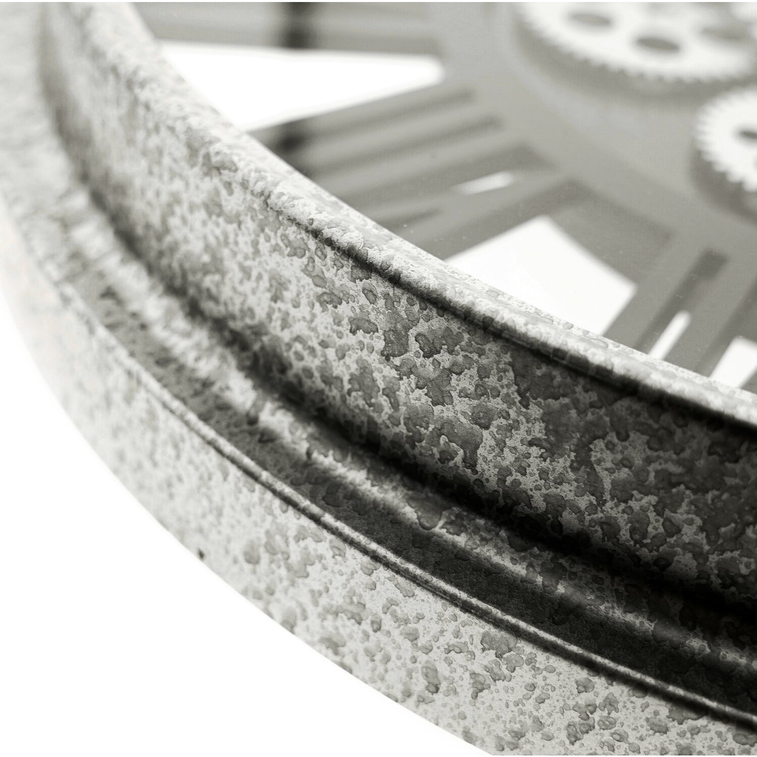 Nahaufnahme einer Uhr. Sie hat einen strukturierten Metallrand und römische Ziffern.