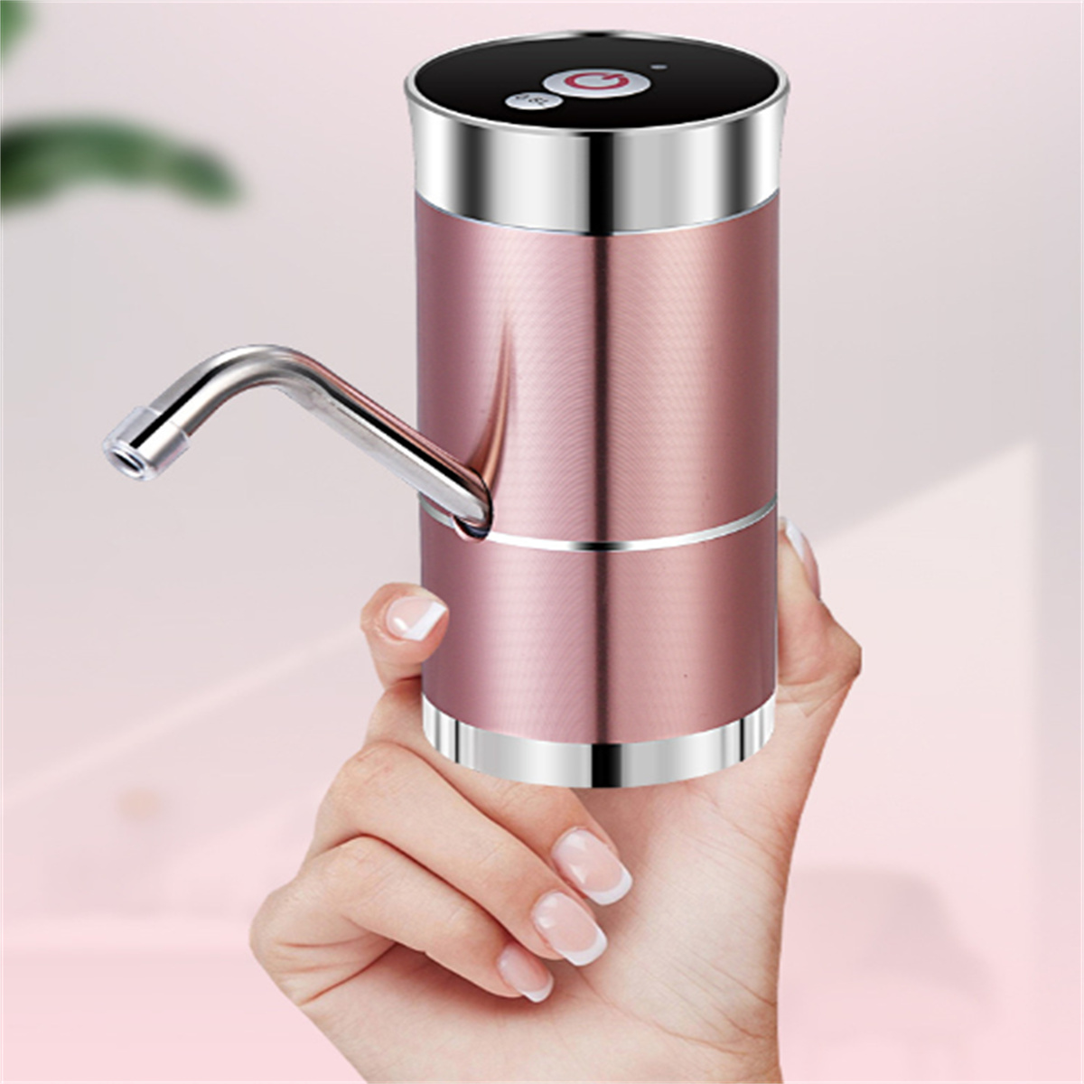 Hand hält einen rosa Wasserspender. Silberne Akzente, weißer Hintergrund. Ein-/Aus-Taste und Ausguss sichtbar.