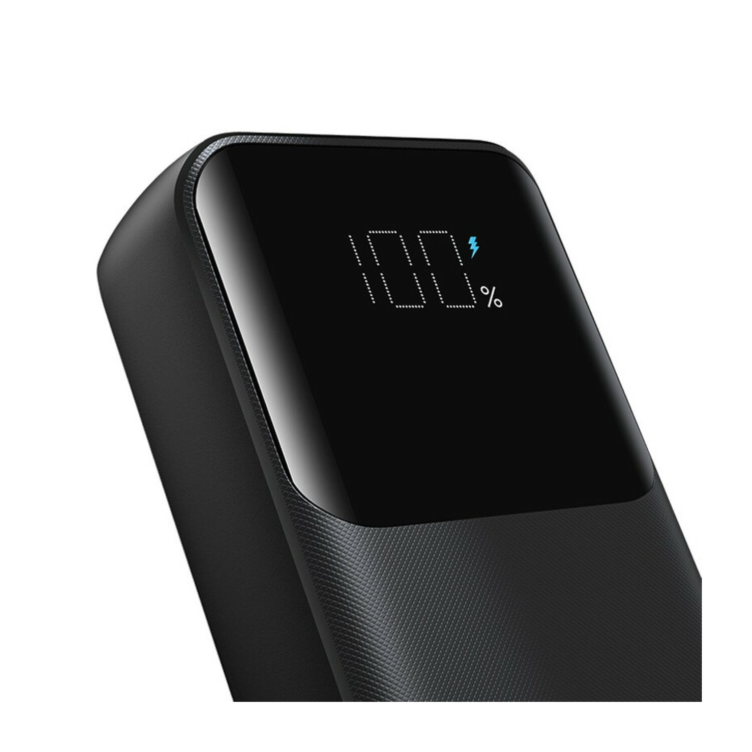 Eine schwarze Powerbank mit einer Anzeige, die 100 % zeigt. Die Oberfläche ist strukturiert.