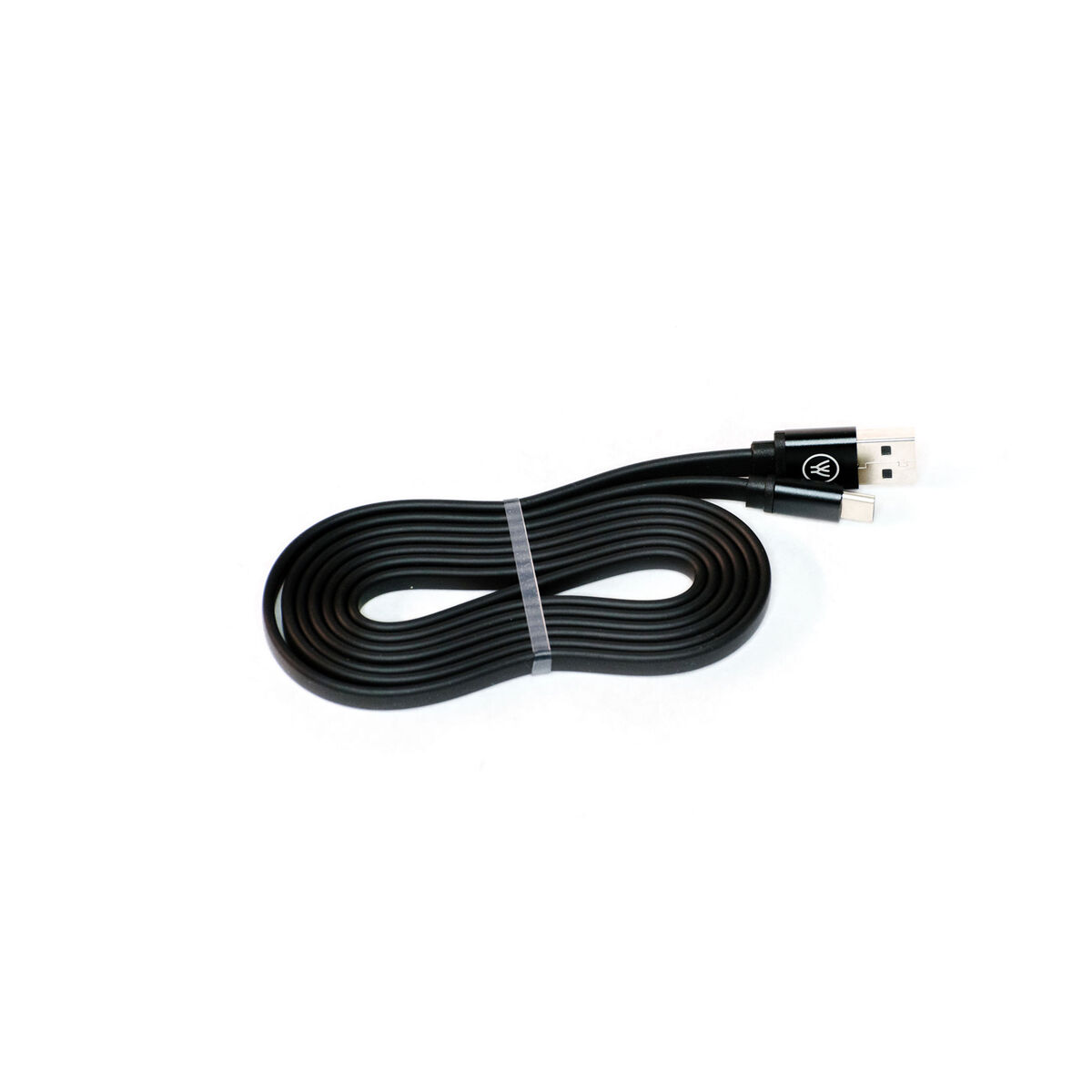 Cavo USB nero. Due connettori, avvolti da una fascetta. Sfondo bianco.