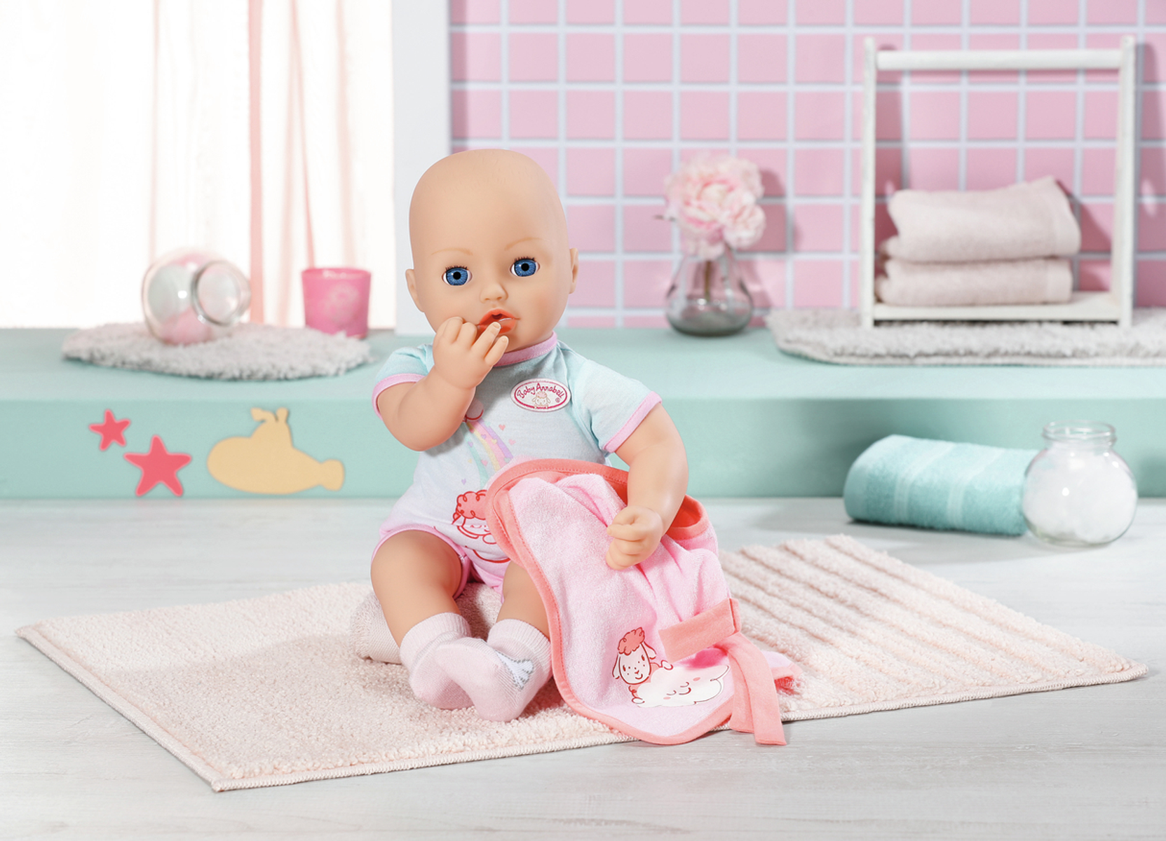 Babypuppe im Badezimmer, mit Lätzchen, rosa und weißes Dekor.