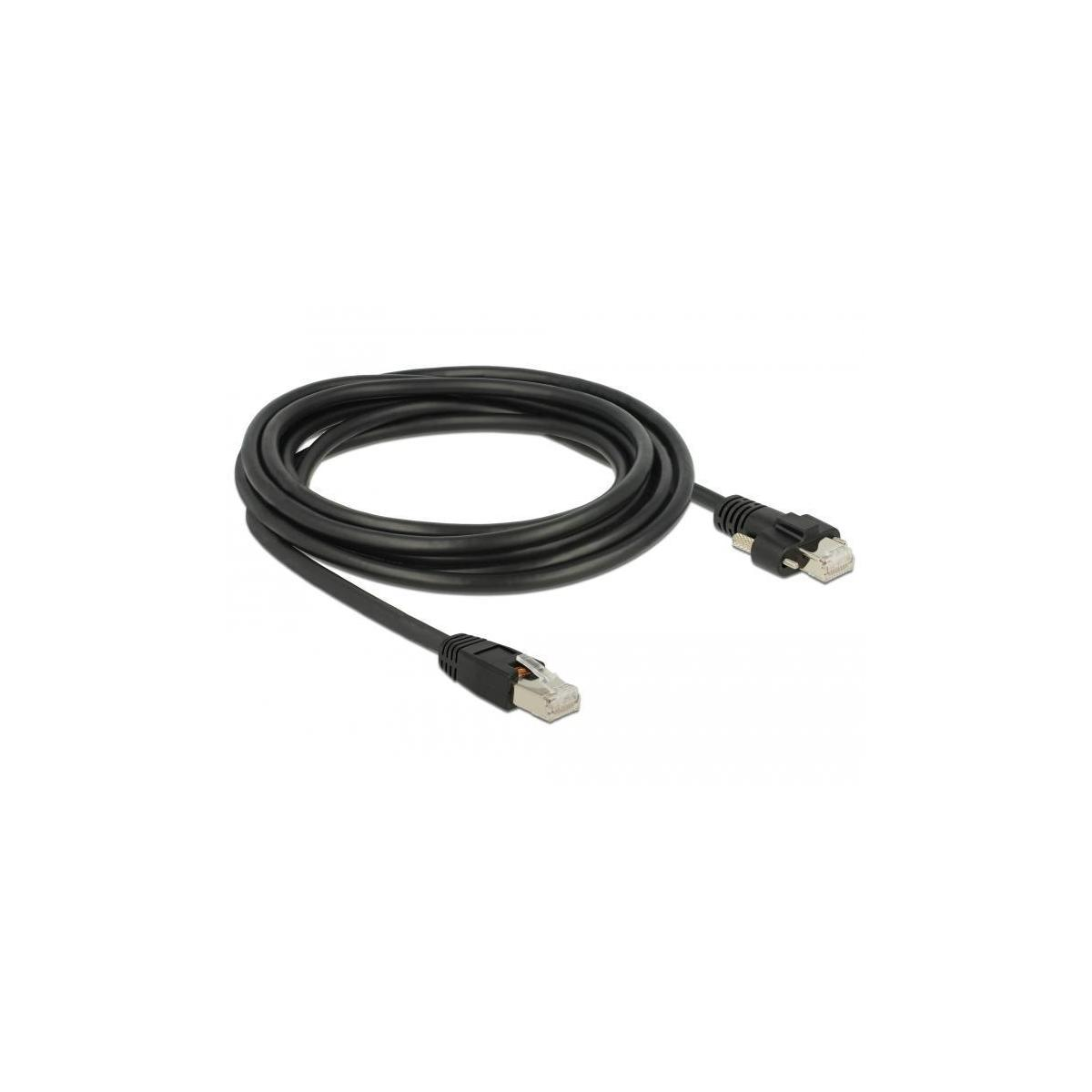 Ein schwarzes Ethernet-Kabel, das auf einer weißen Oberfläche aufgerollt ist. An den Enden befinden sich zwei Stecker.