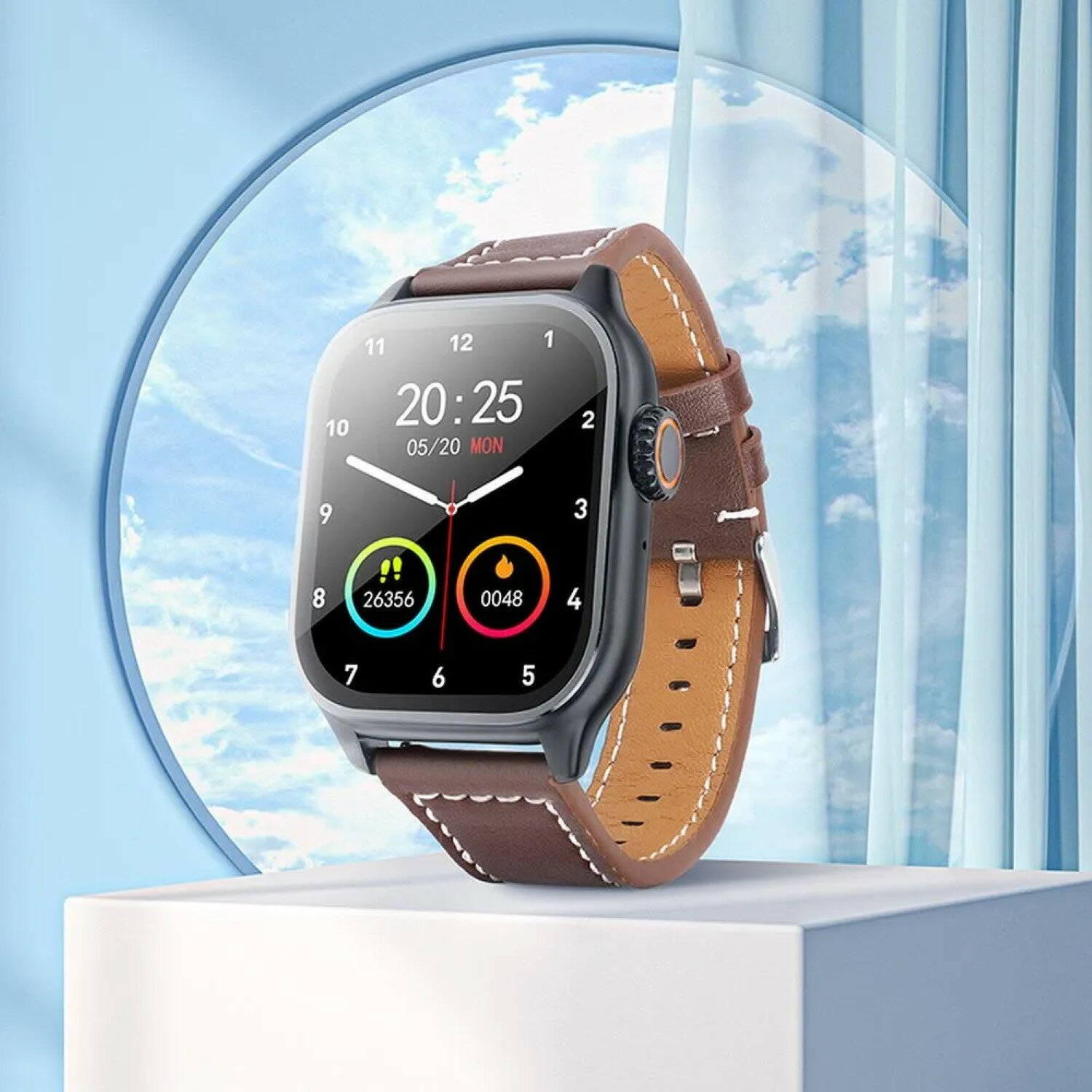 Smartwatch mit braunem Lederarmband, zeigt Zeit und Statistiken, auf weißer Basis mit wolkigem Hintergrund.