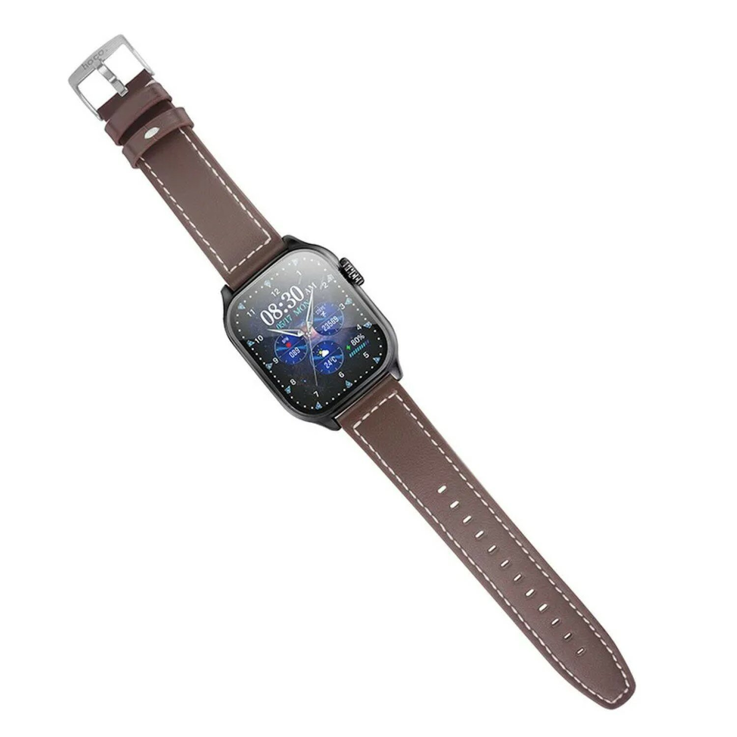 Smartwatch mit braunem Lederarmband. Das Zifferblatt zeigt die Uhrzeit und andere Daten an. Weißer Hintergrund.