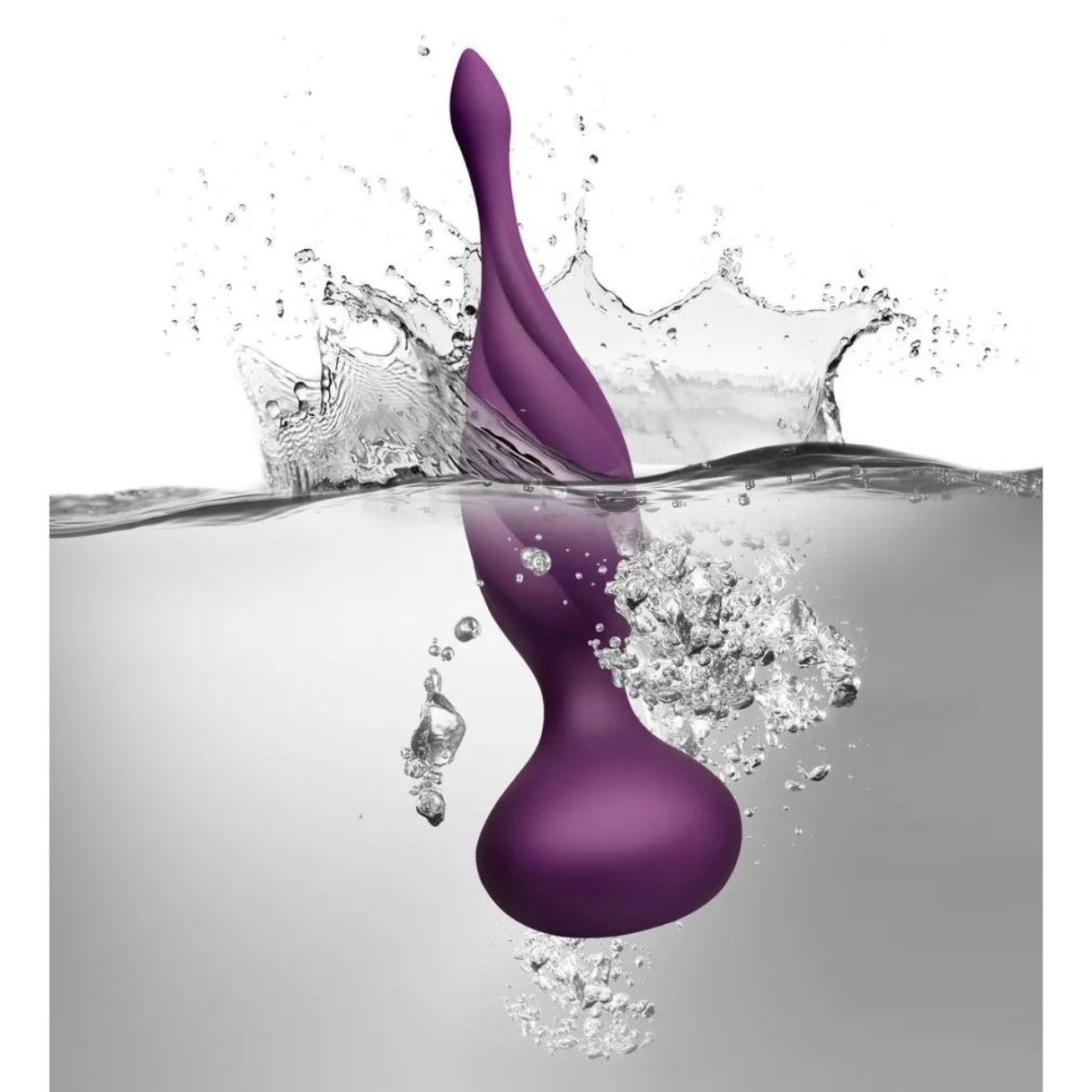 Lila Sexspielzeug im Wasser, mit Spritzern und Reflexionen.