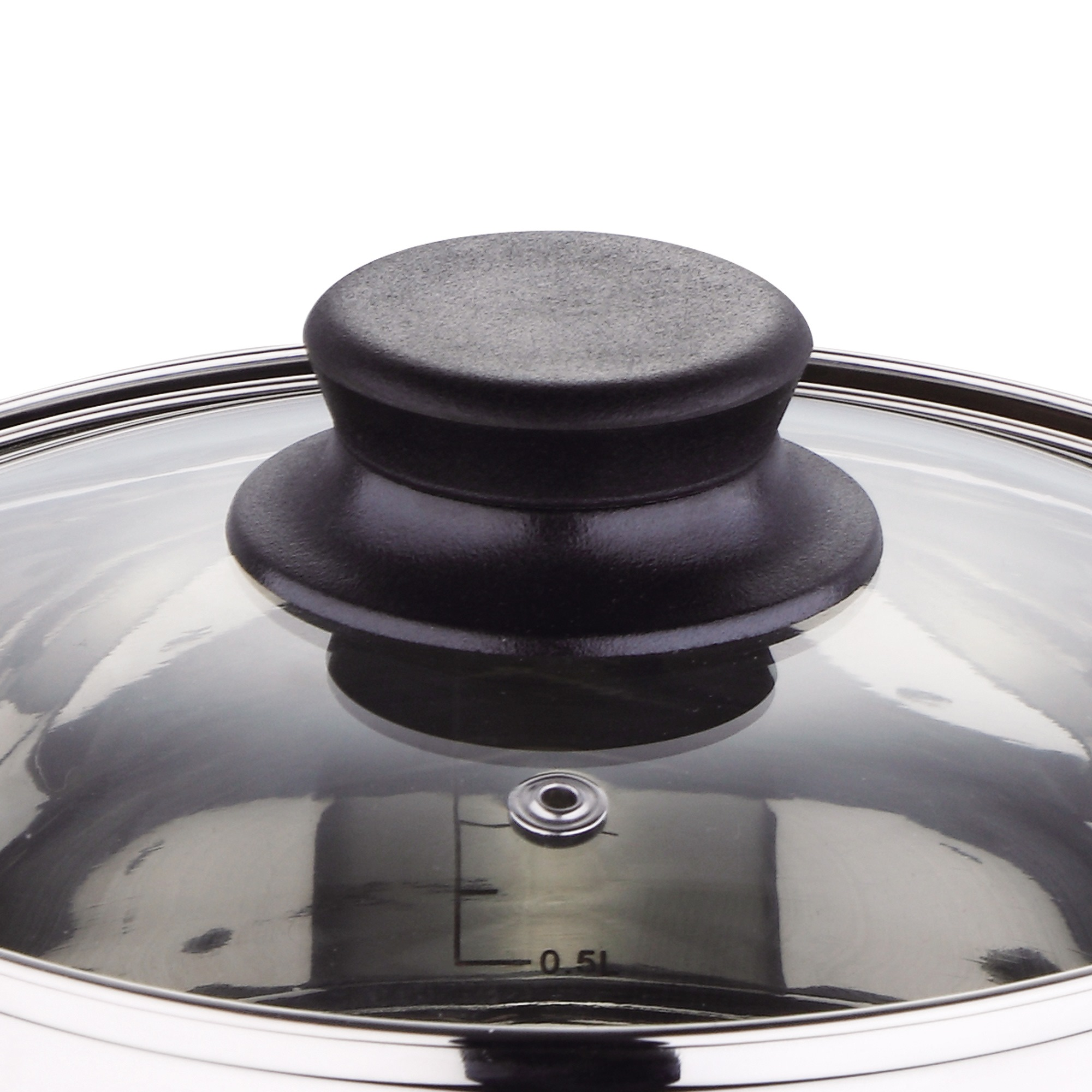 Primer plano de una tapa de cristal con un pomo negro. La tapa está sobre una olla.