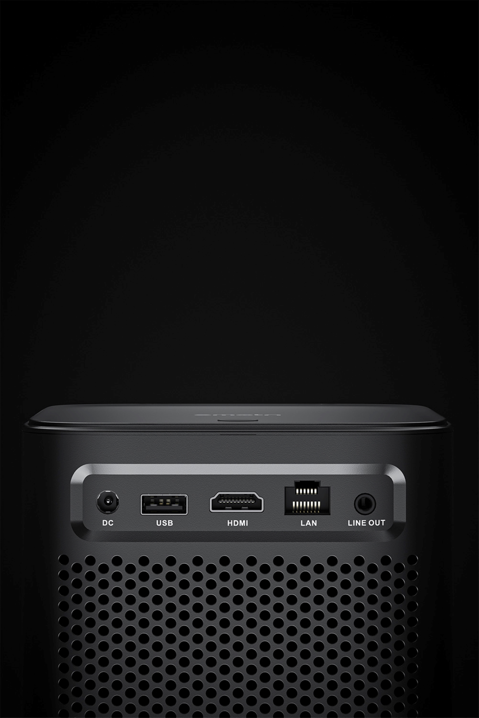 Czarne urządzenie z portami: DC, USB, HDMI, LAN i Line Out. Czarne tło.