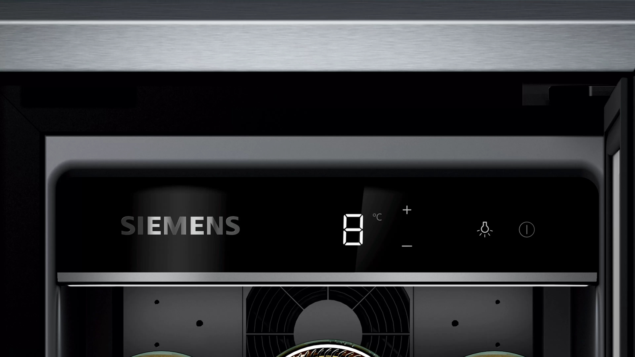 Interno del frigorifero Siemens con display digitale che mostra la temperatura a 8 gradi Celsius.