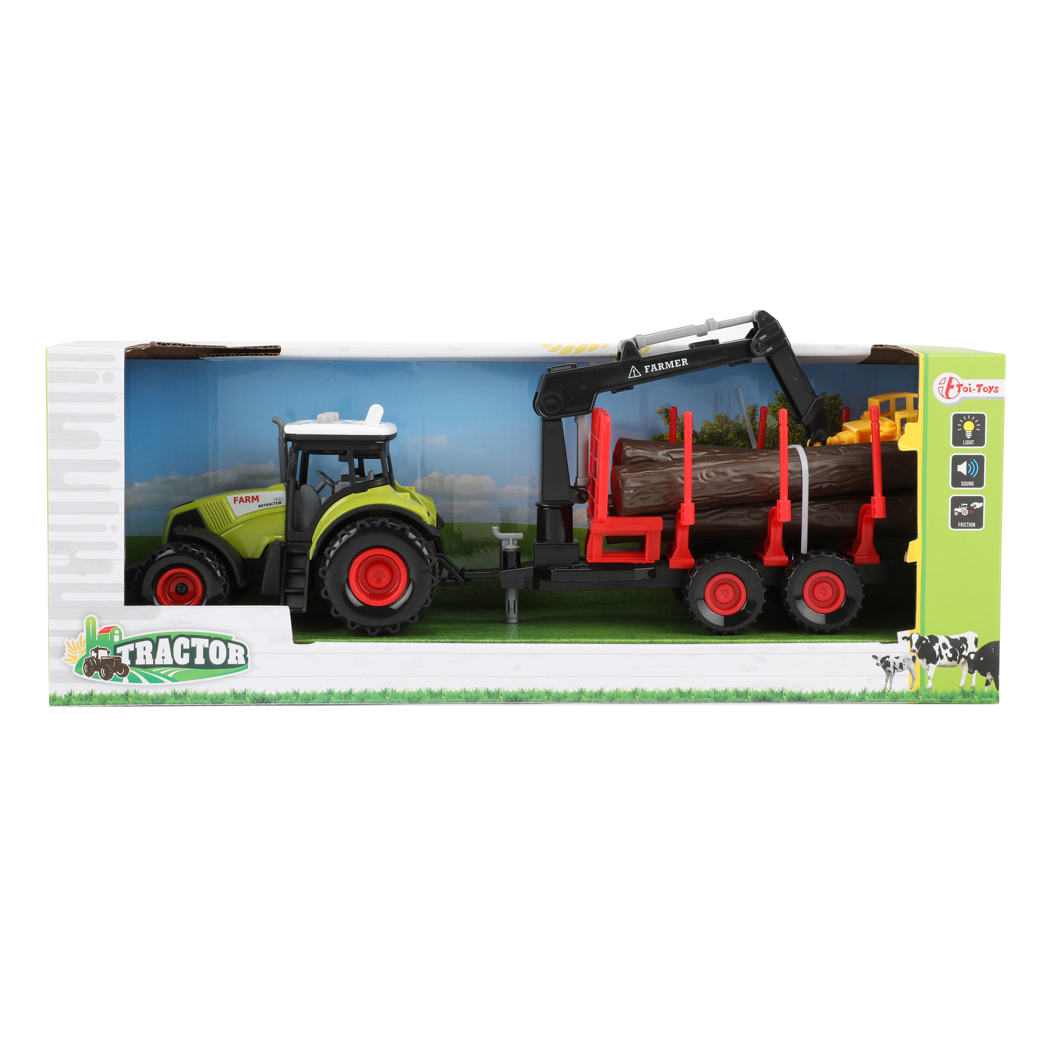 Spielzeugtraktor zieht Anhänger mit Holzstämmen. Die Szene spielt in einer Box mit Bauernhof-Kulisse.