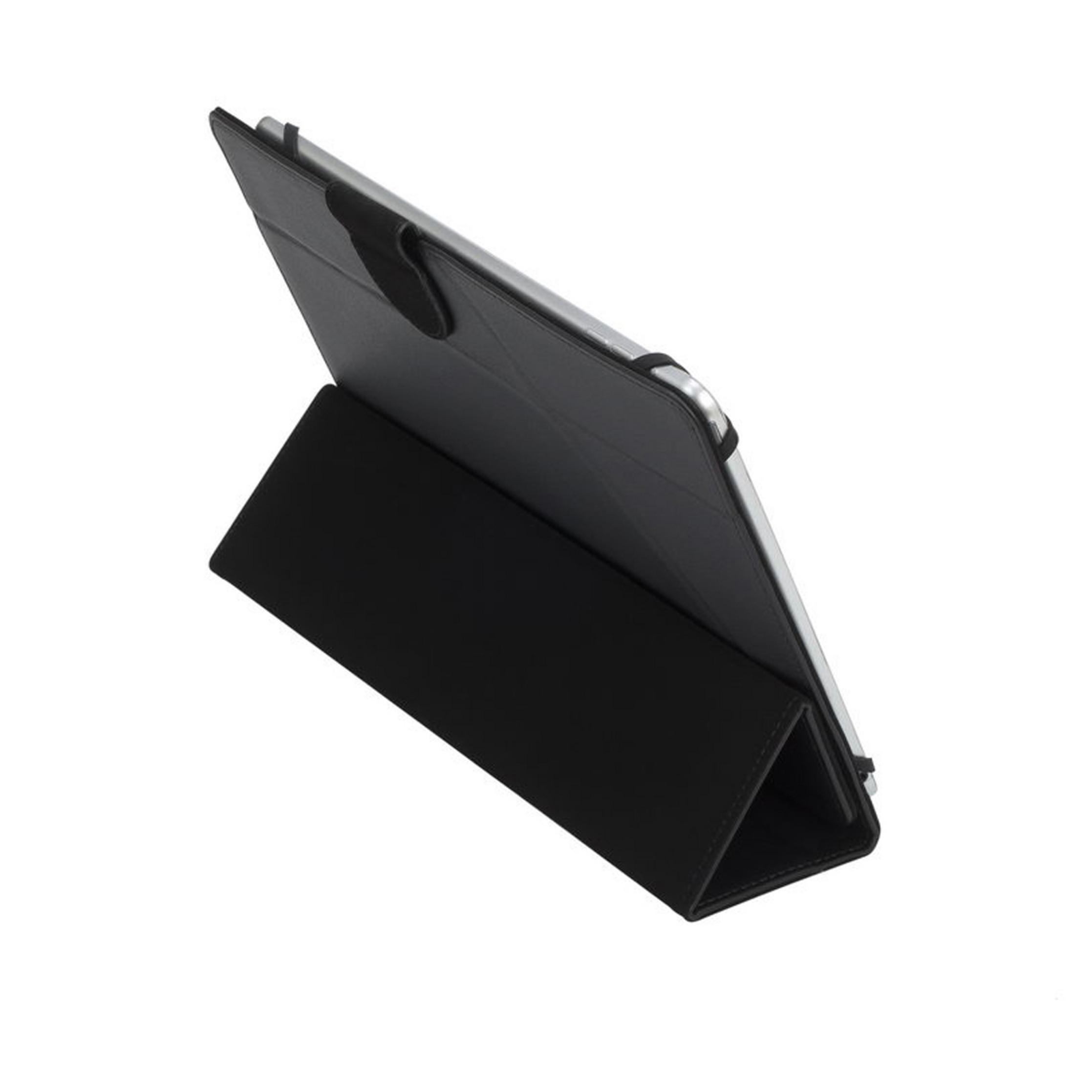 Un tablet nero è in una custodia pieghevole nera su sfondo bianco.