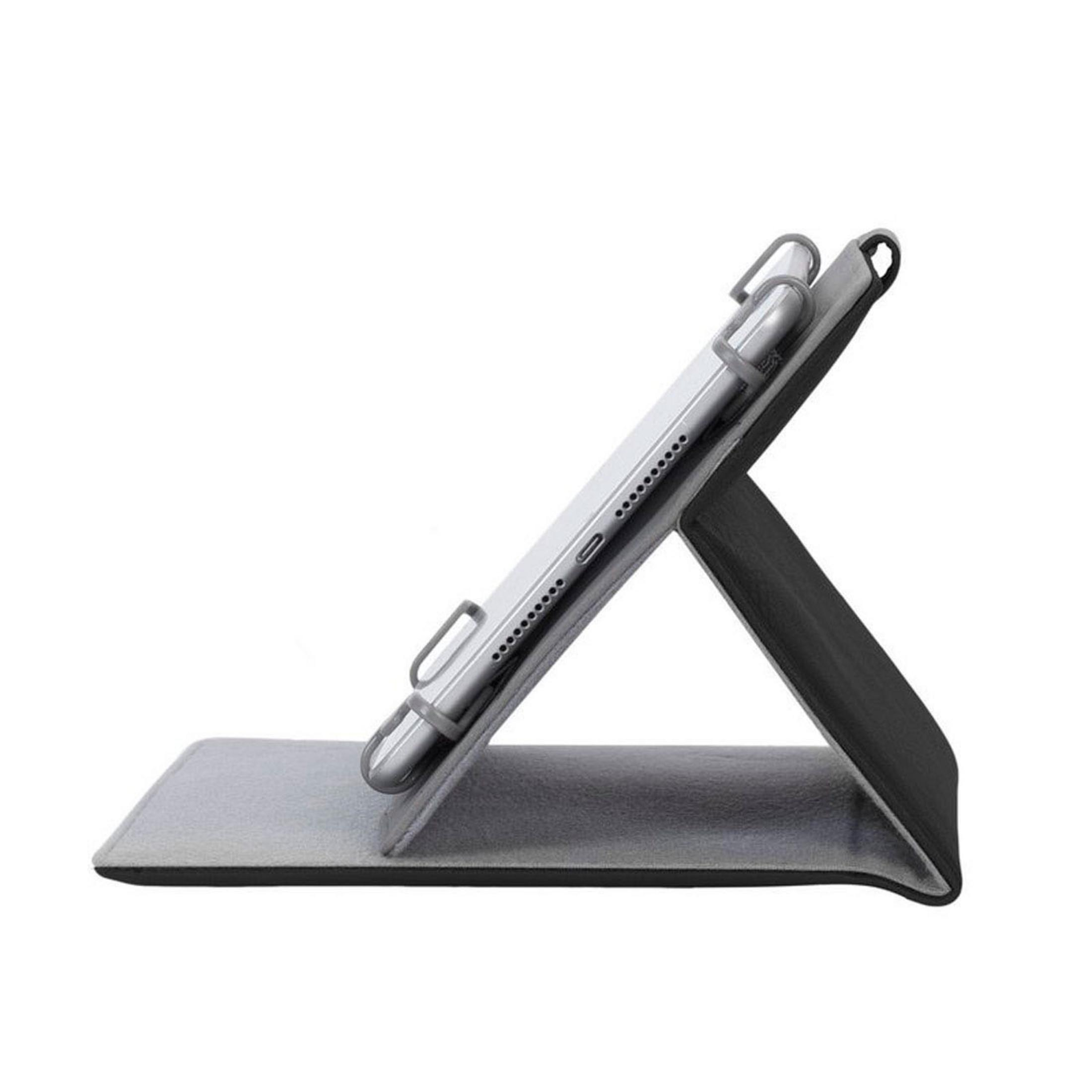 Un tablet in una custodia nera e grigia, appoggiato ad angolo su una superficie grigio chiaro.