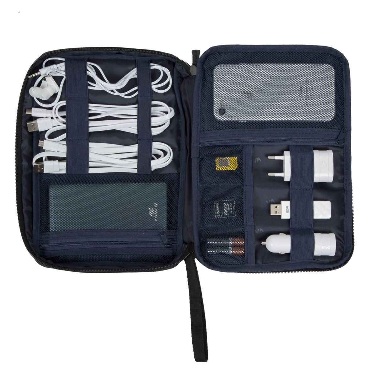 Borsa organizer da viaggio aperta con vari oggetti. Include fili, power bank, cuffie e caricabatterie.