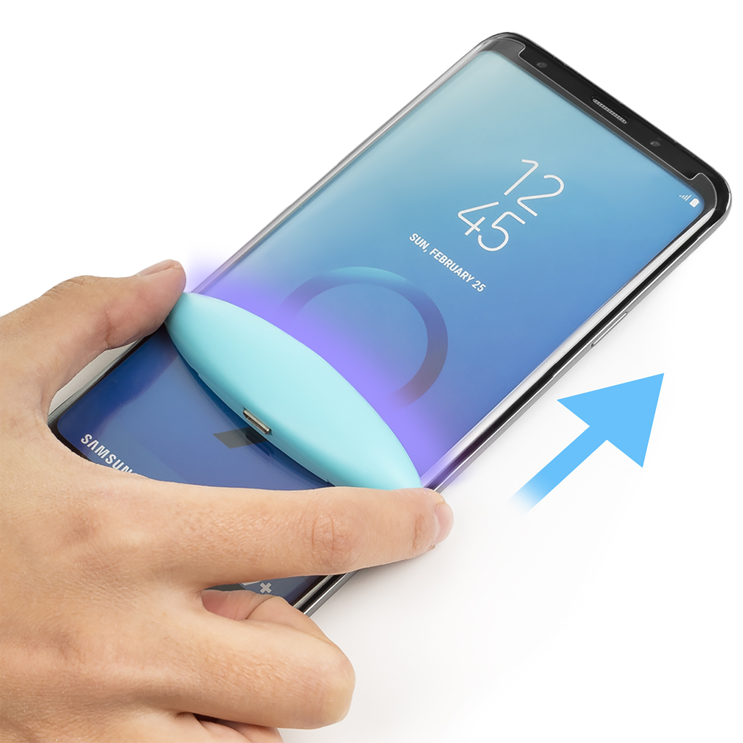 Mano che usa una luce UV blu sullo schermo di un telefono. Il telefono è su una superficie bianca.