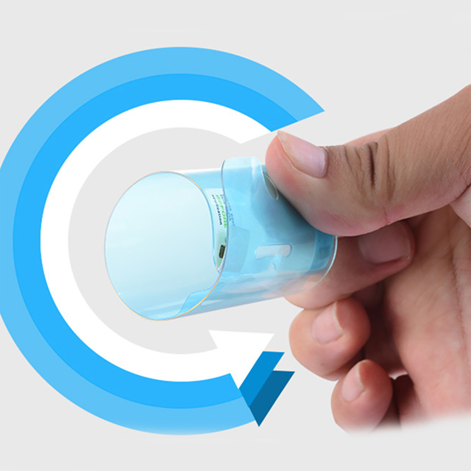 Mano sosteniendo un tubo de plástico azul claro con una flecha circular alrededor.