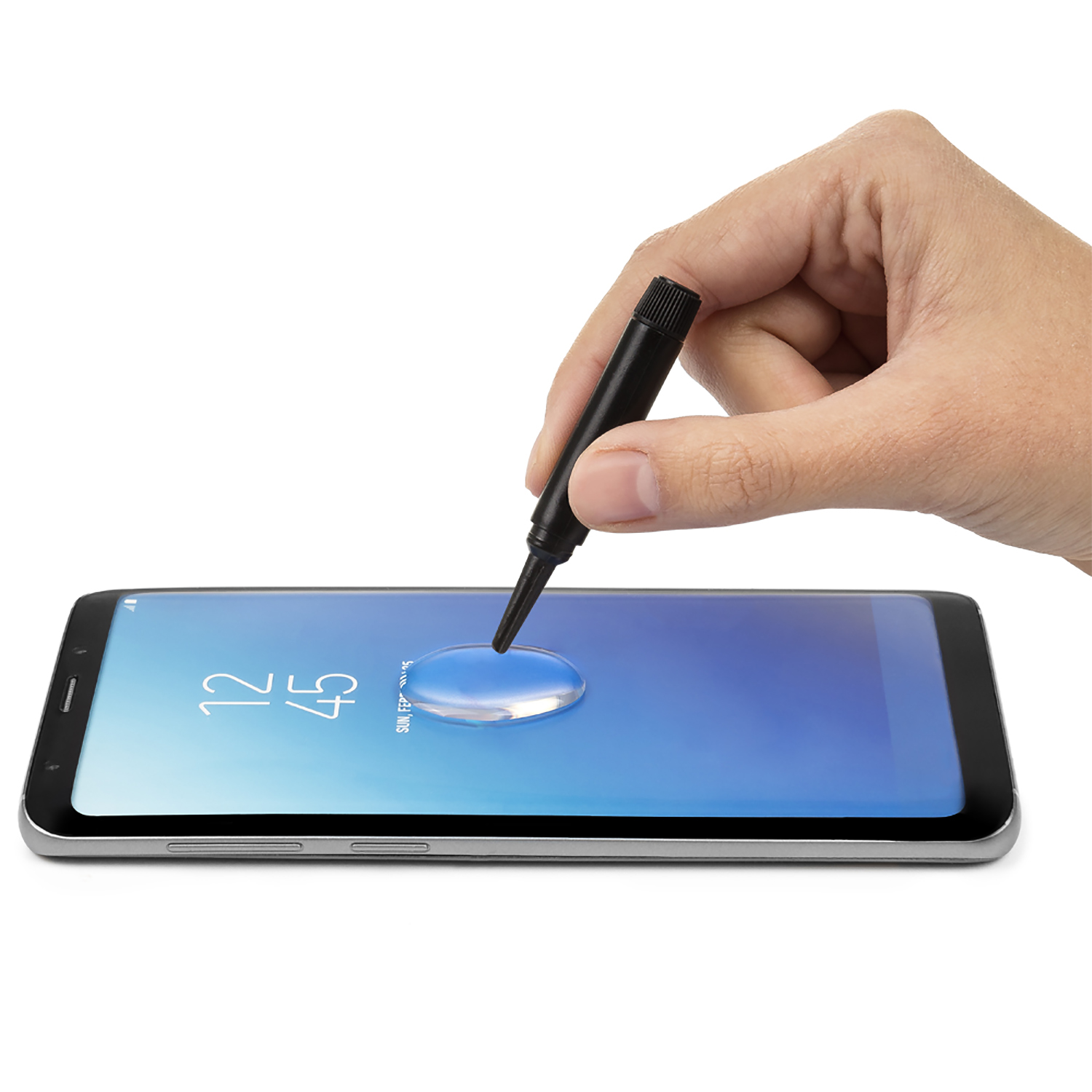 Mano che tiene una penna nera sopra lo schermo di un telefono. Una goccia d'acqua è sullo schermo.
