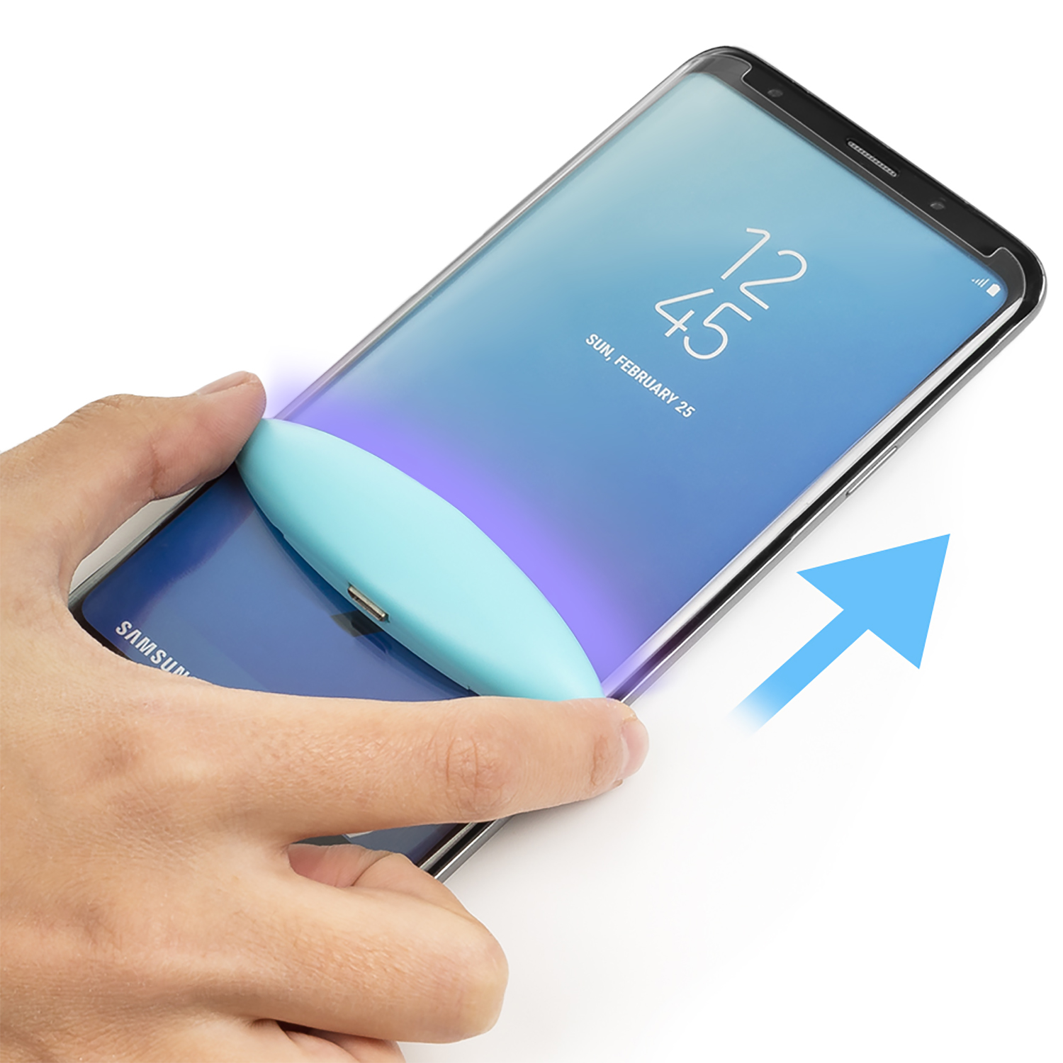 Mano che applica una protezione per lo schermo a un telefono. Freccia blu indica il movimento.