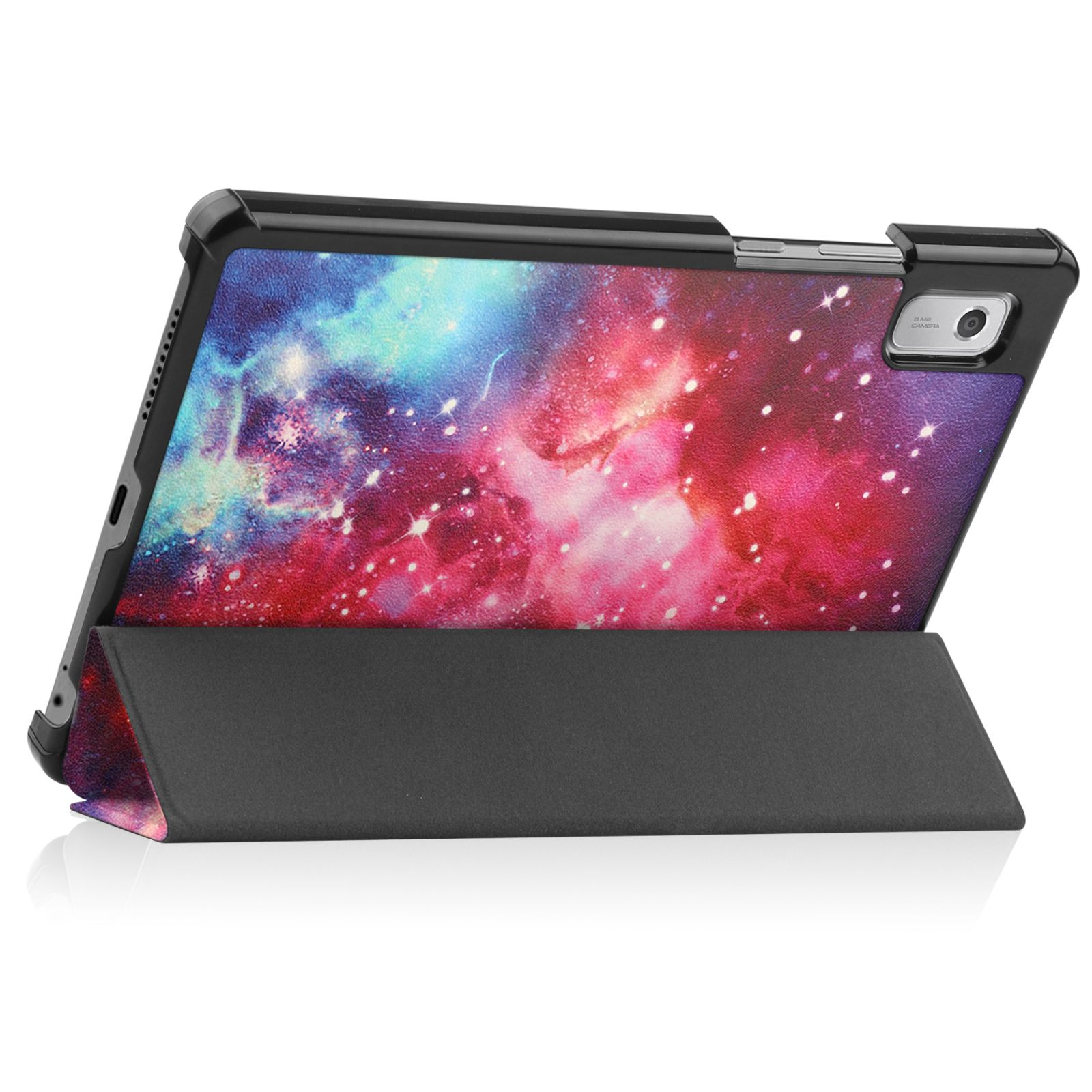 Ein Tablet mit einer Hülle im Galaxie-Design, aufgestellt. Das Tablet ist schwarz mit einer Kamera.