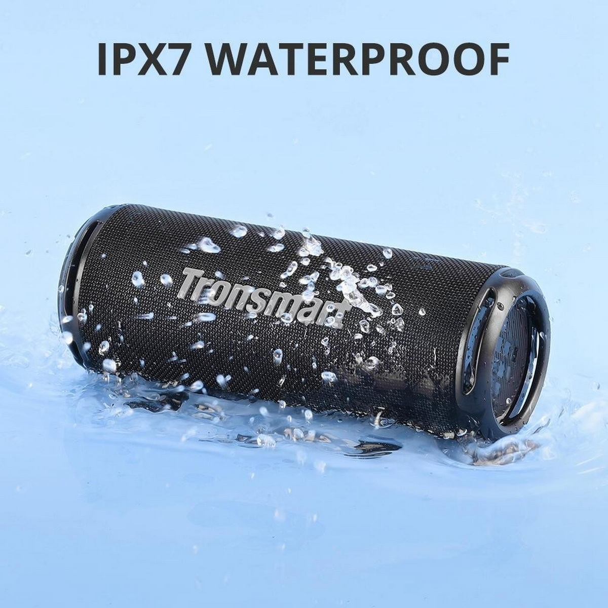 Schwarzer, zylindrischer, wasserdichter Lautsprecher mit Wassertropfen. Hat das Tronsmart Logo.