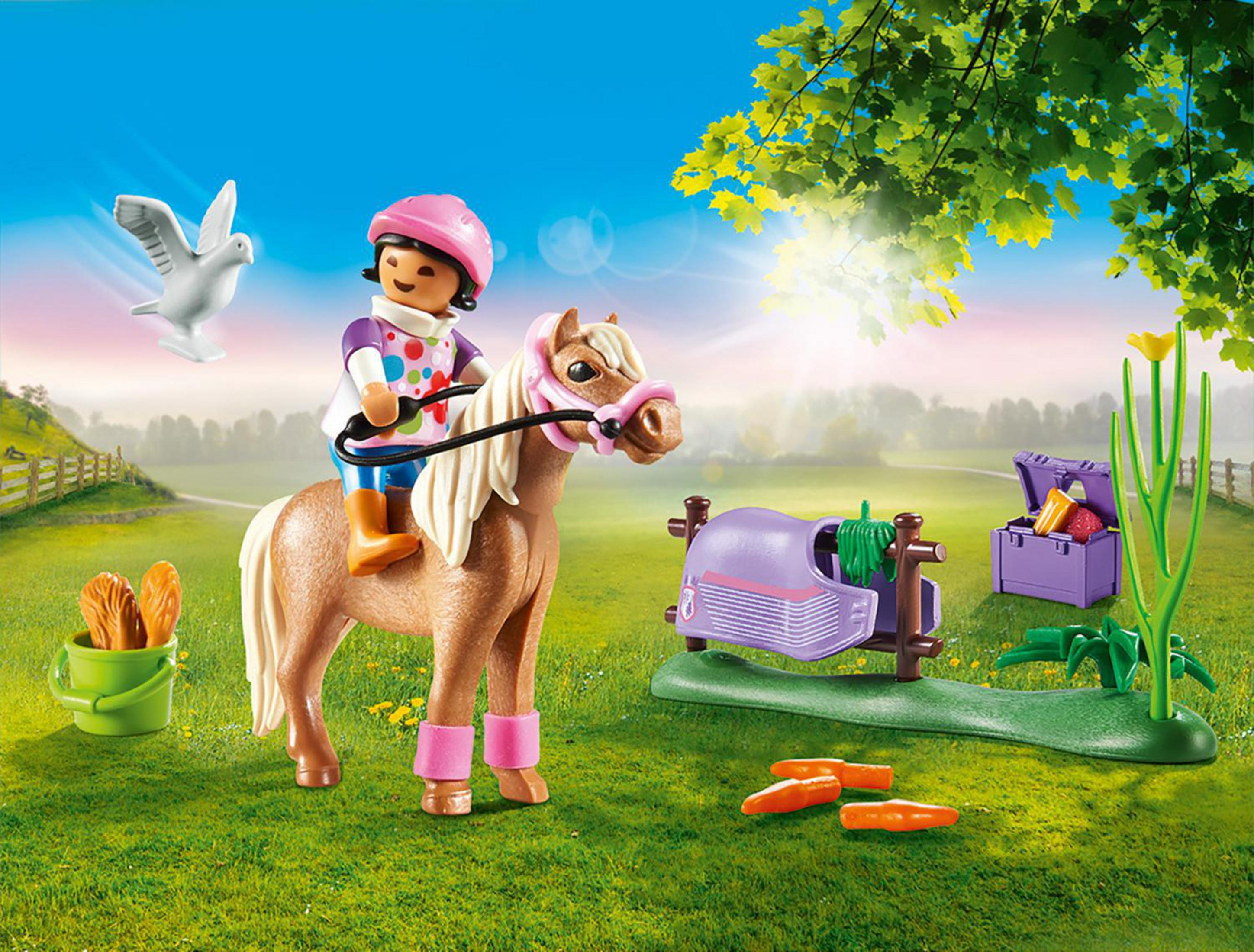 Eine Playmobil-Spielzeugszene: ein Mädchen auf einem Pony, eine Taube, ein Heuballen, Karotten und eine Truhe.