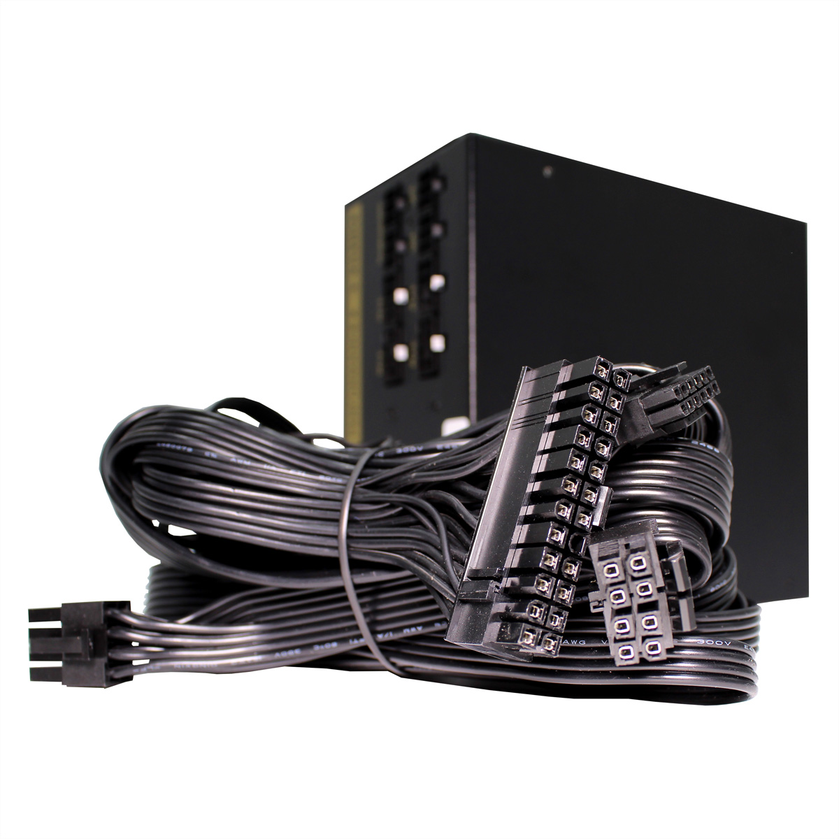 Czarny zasilacz z dołączonymi czarnymi kablami i złączami na białym tle. Uporządkowane kable.