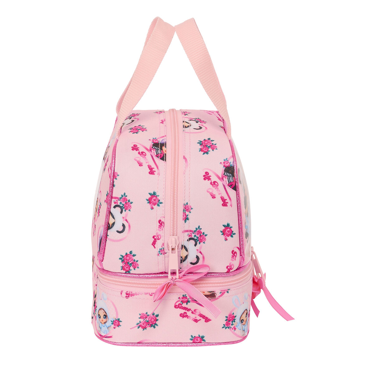 Rosa Lunchtasche mit Blumenmuster, zwei Fächern und einer Schleife. Weißer Hintergrund.