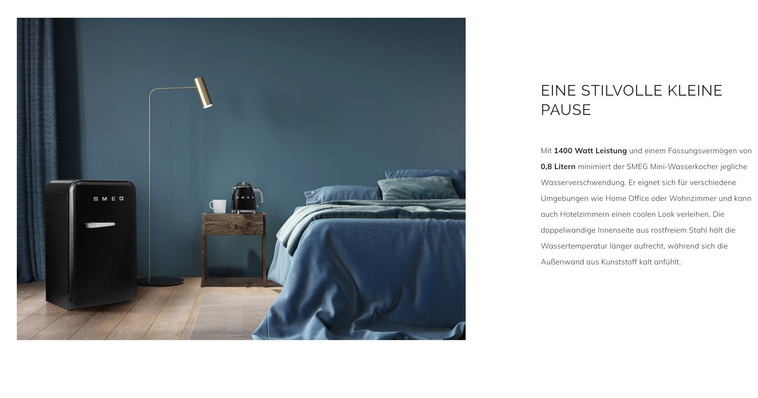 Schwarzer Kühlschrank, Lampe, Bett und Kaffee. Text auf Deutsch. Blaue Wand und weißer Hintergrund.