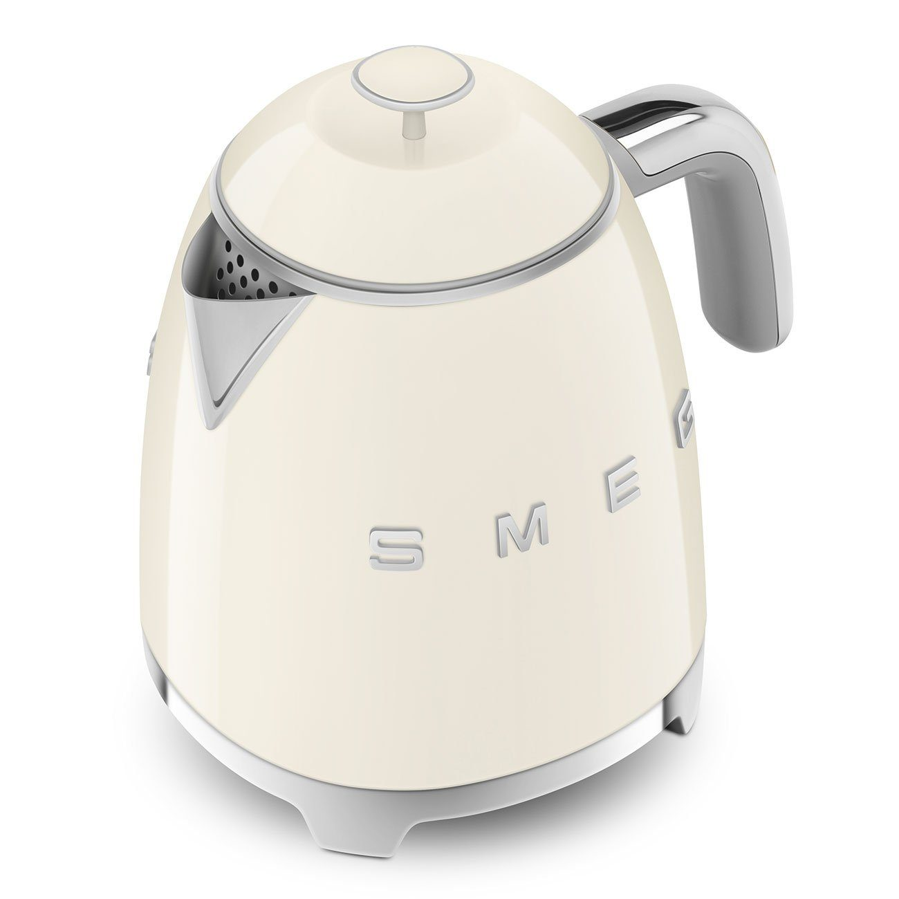 Cremefarbener Smeg-Wasserkocher mit Chromakzenten auf weißem Untergrund.