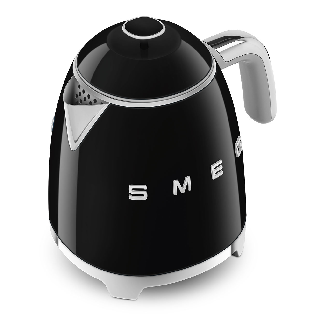 Ein schwarzer Smeg-Wasserkocher auf einer weißen Oberfläche. Er hat einen silbernen Ausguss und Griff, weißer Hintergrund.