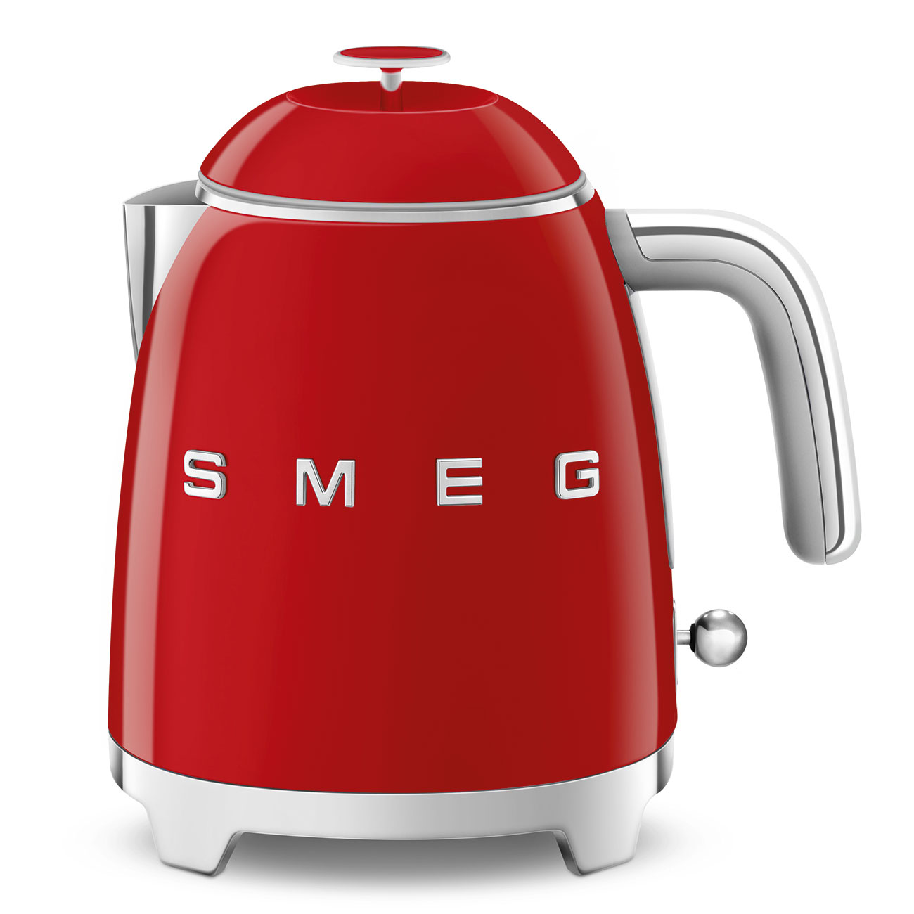 Ein roter Smeg Wasserkocher. Er hat einen silbernen Griff, Ausguss und Sockel. Das Wort 'SMEG' steht vorne.