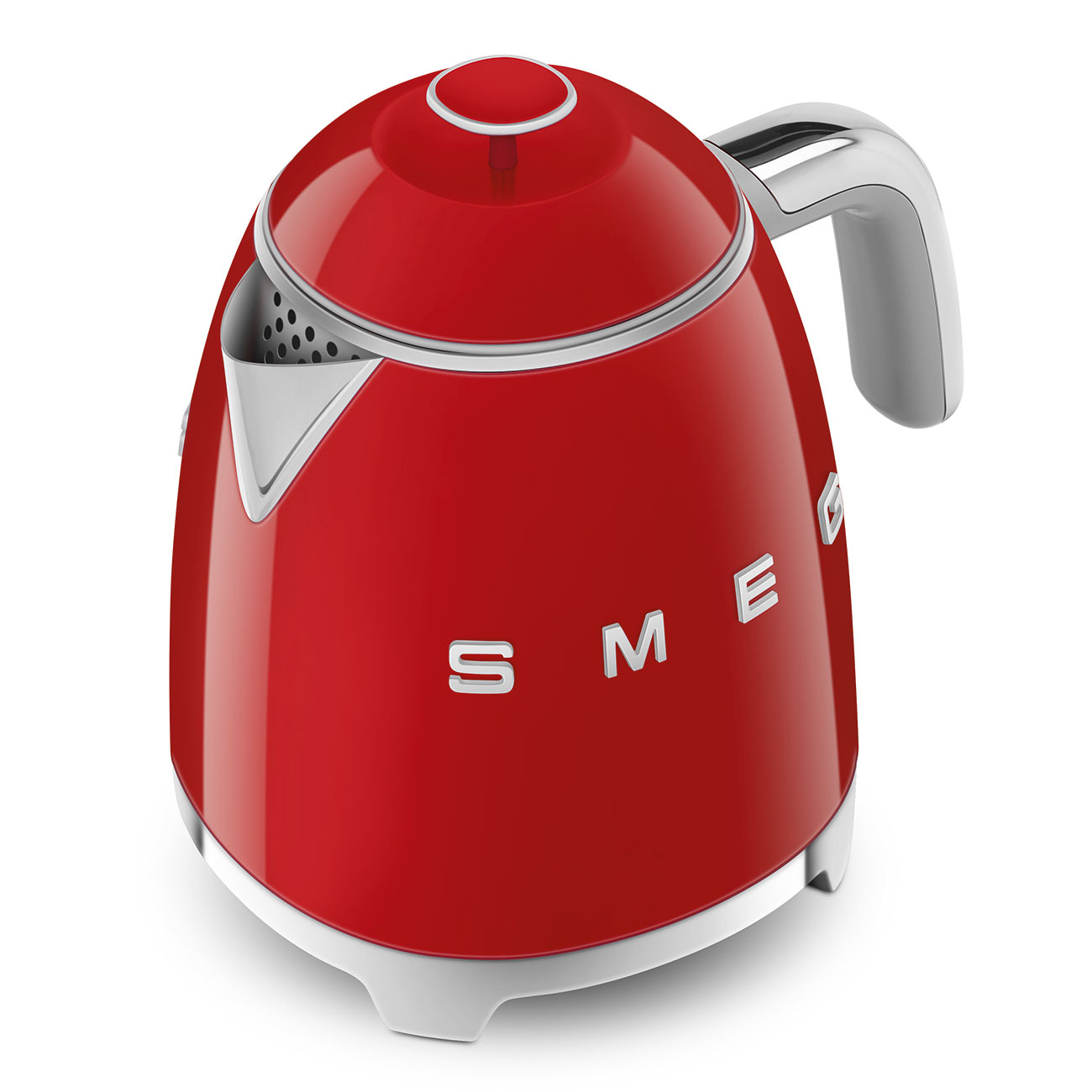 Roter Smeg-Wasserkocher auf weißer Oberfläche. Das Wort SMEG ist silbern geschrieben.