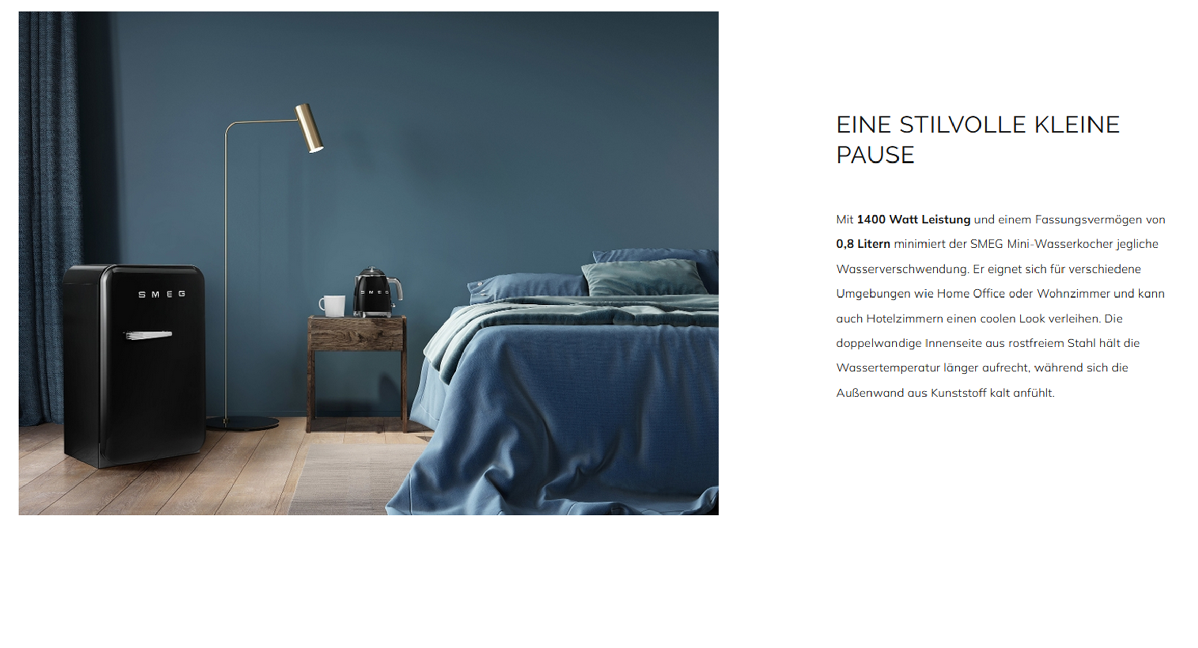 Schwarzer Smeg-Kühlschrank, Lampe, Bett und Text auf Deutsch. Blaue Wand.