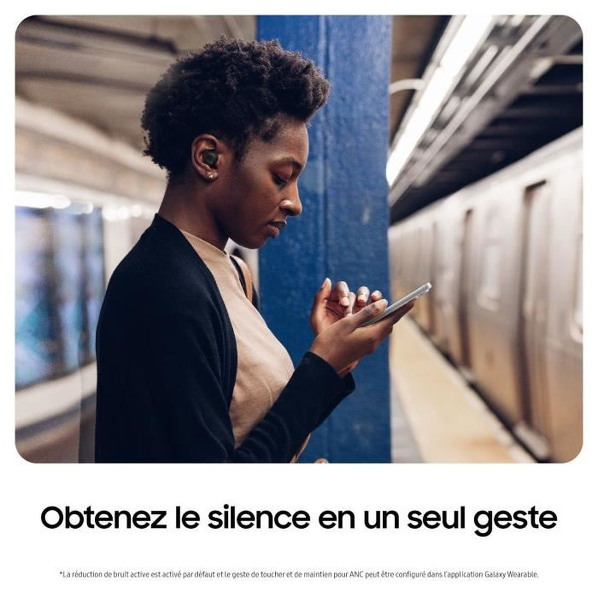 Czarnoskóra kobieta ze słuchawkami używa telefonu. Tekst mówi: Obtenez le silence en un seul geste (Uzyskaj ciszę jednym gestem).