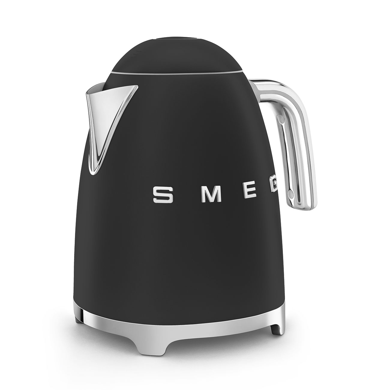 Schwarzer Smeg-Wasserkocher auf Weiß. Silberakzente an Ausguss und Griff. SMEG-Buchstaben sichtbar.