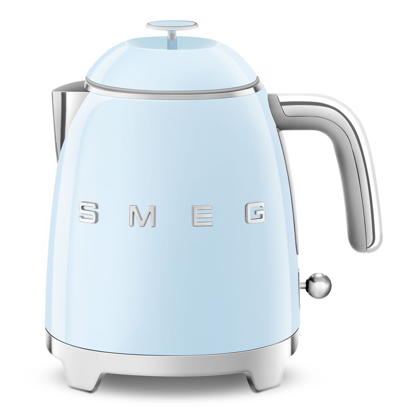 Ein blauer Smeg-Wasserkocher mit Chromakzenten auf weißem Hintergrund.